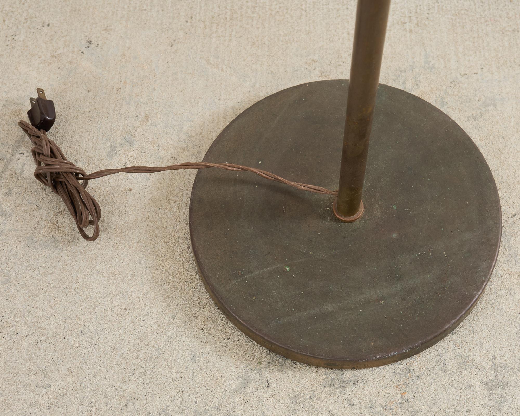 Lampadaire de pharmacie réglable en laiton patiné du milieu du siècle Abîmé - En vente à Rio Vista, CA