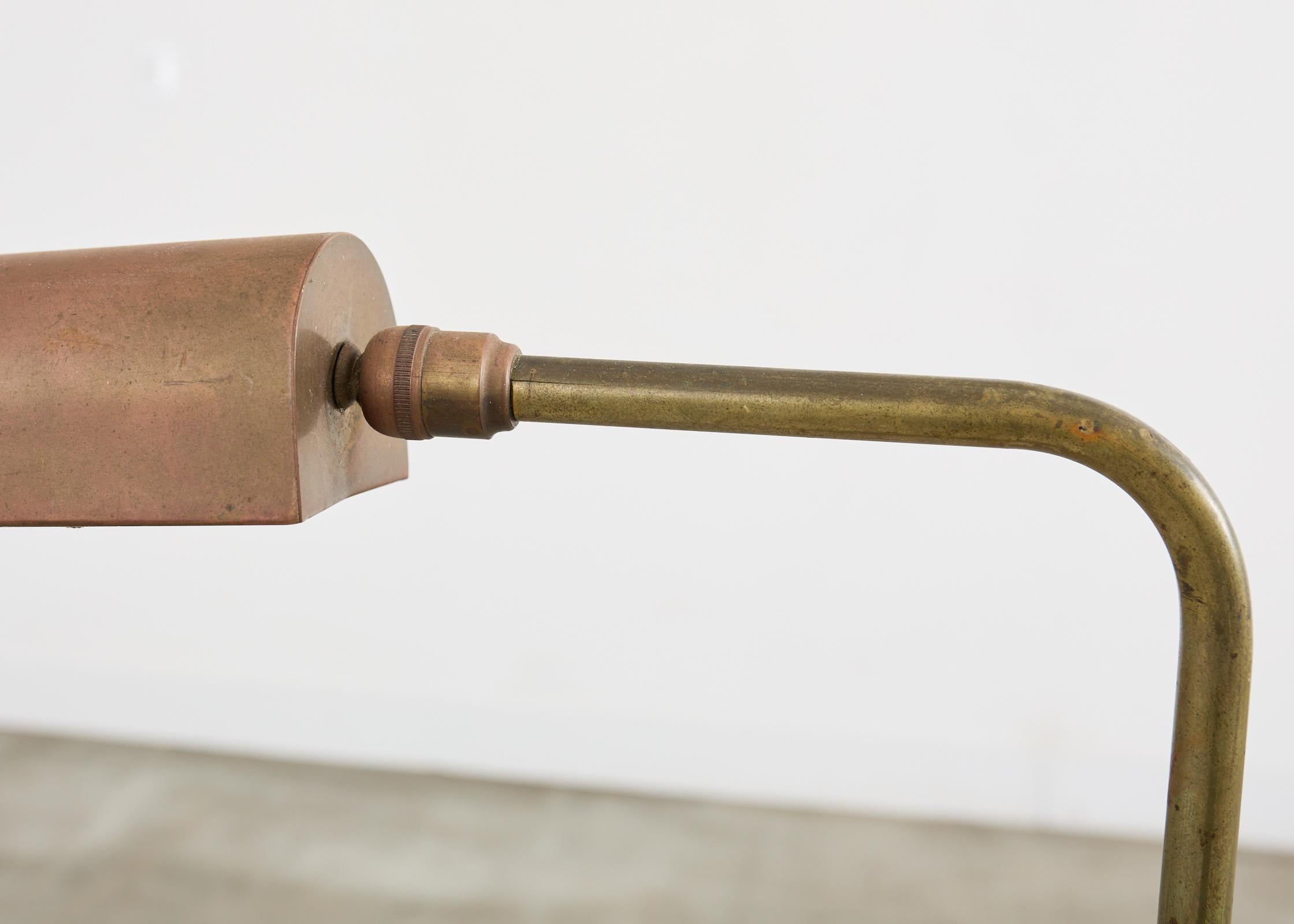 20ième siècle Lampadaire de pharmacie réglable en laiton patiné du milieu du siècle en vente