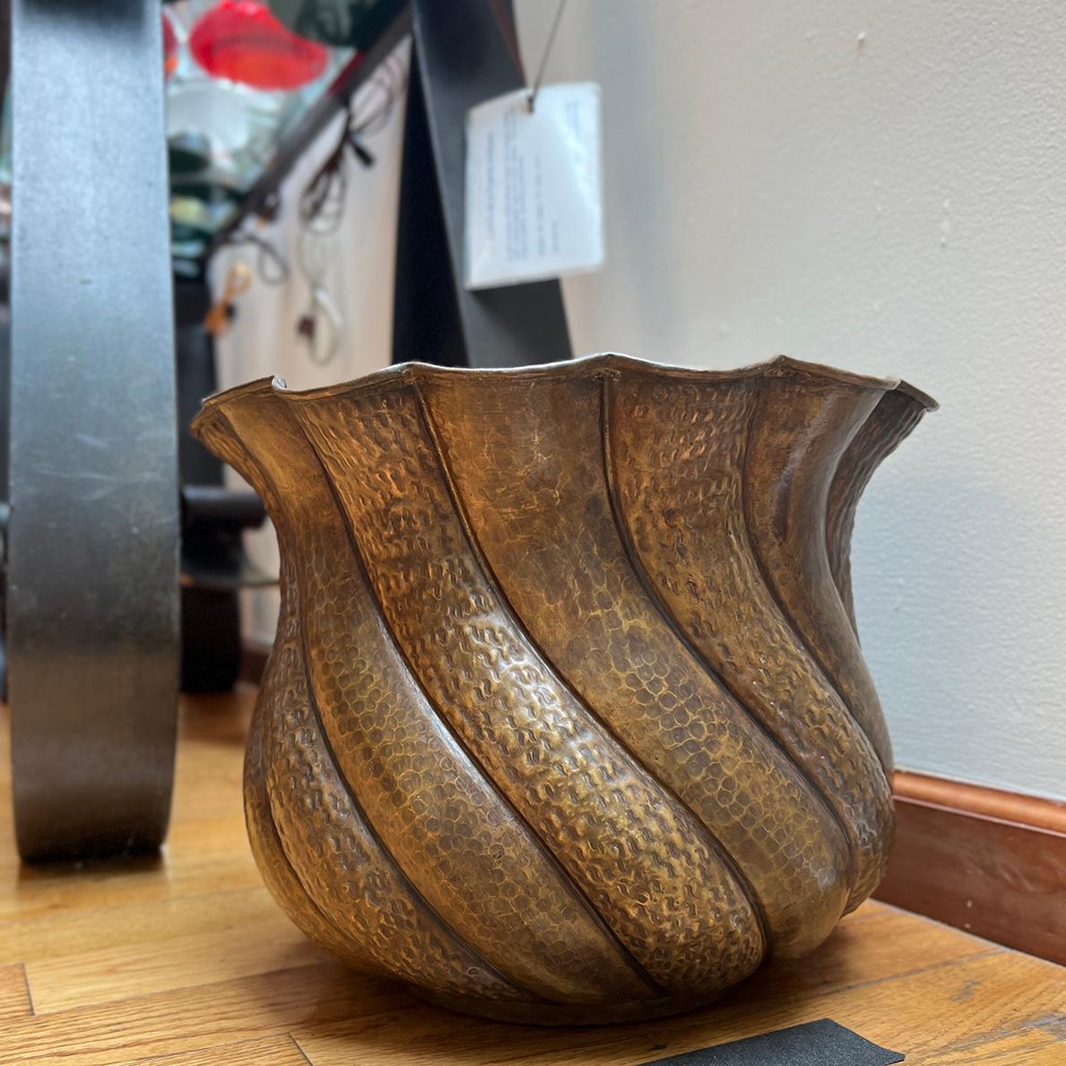 Milieu du XXe siècle Jardinière en bronze patiné du milieu du siècle en vente