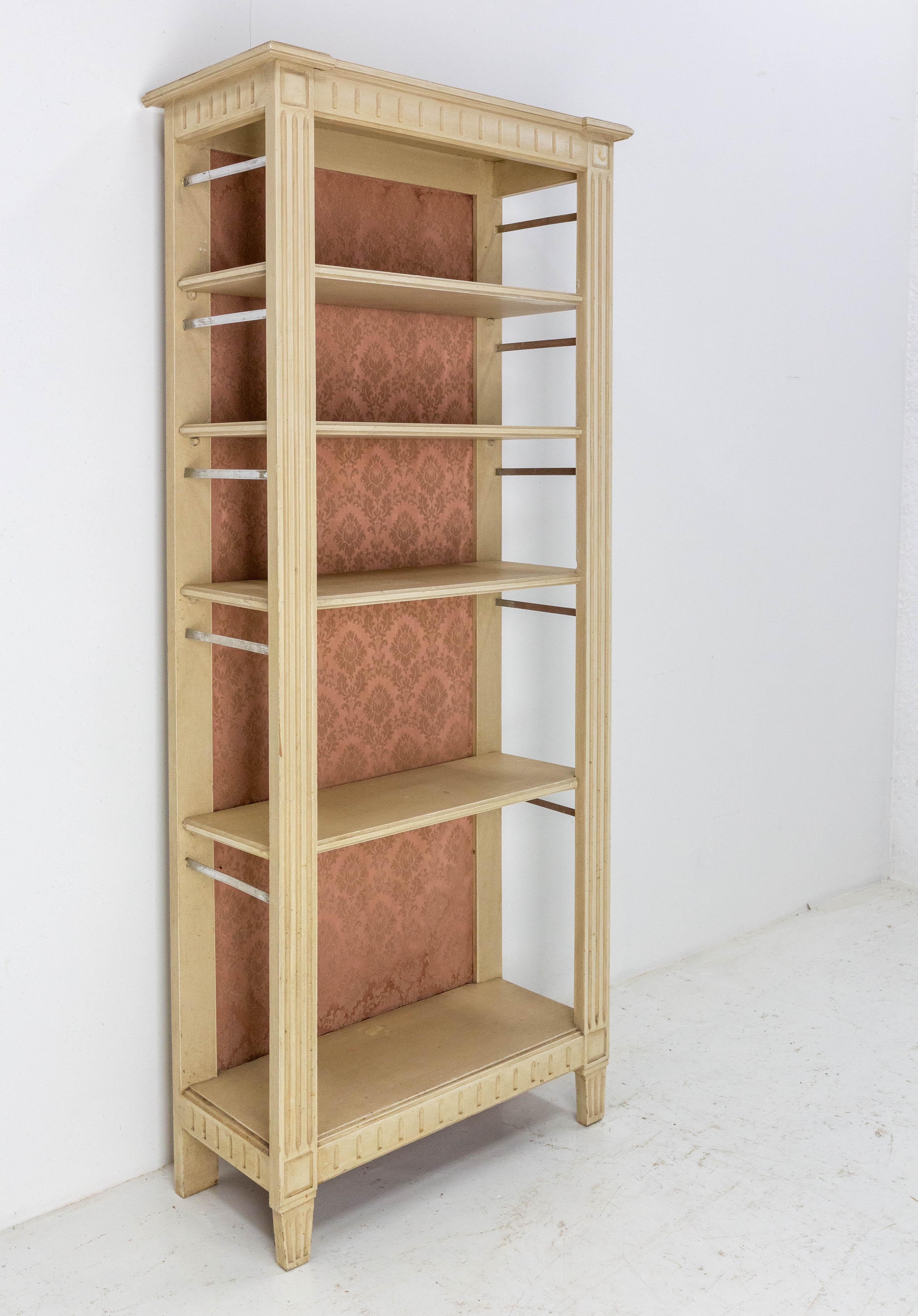 French bookcase or étagère in the Louis XVI style
Four shelves
Patinated
1960
Good condition

Shipping:
L65 P31 H151 17kg.
 