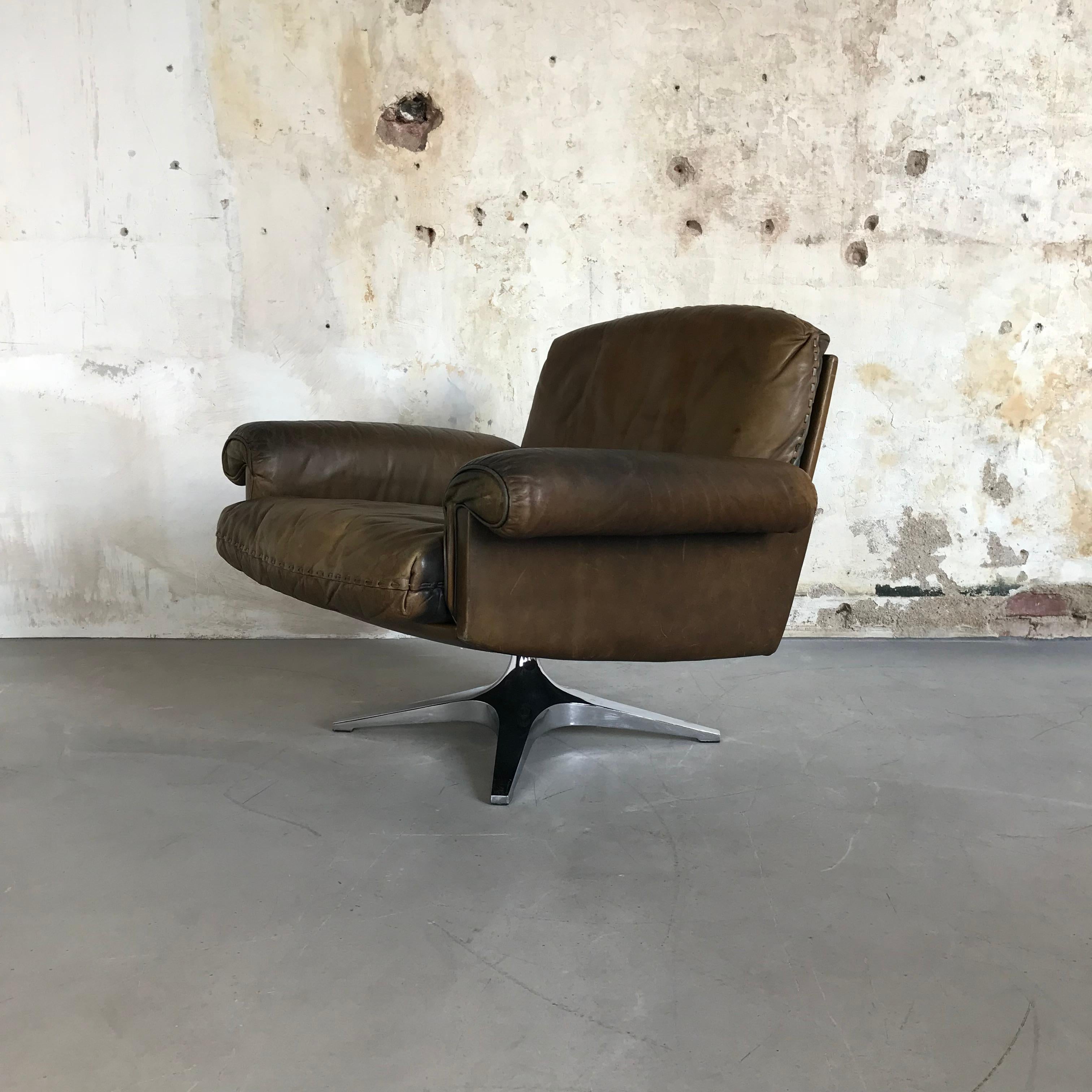 Highly desirable vintage De Sede DS 31 swivel lounge armchair in beautiful soft medium brown aniline leather with superb whipstitch edge detail. The chair is in perfect original condition with fantastic patina from age and usage.
This stunning and