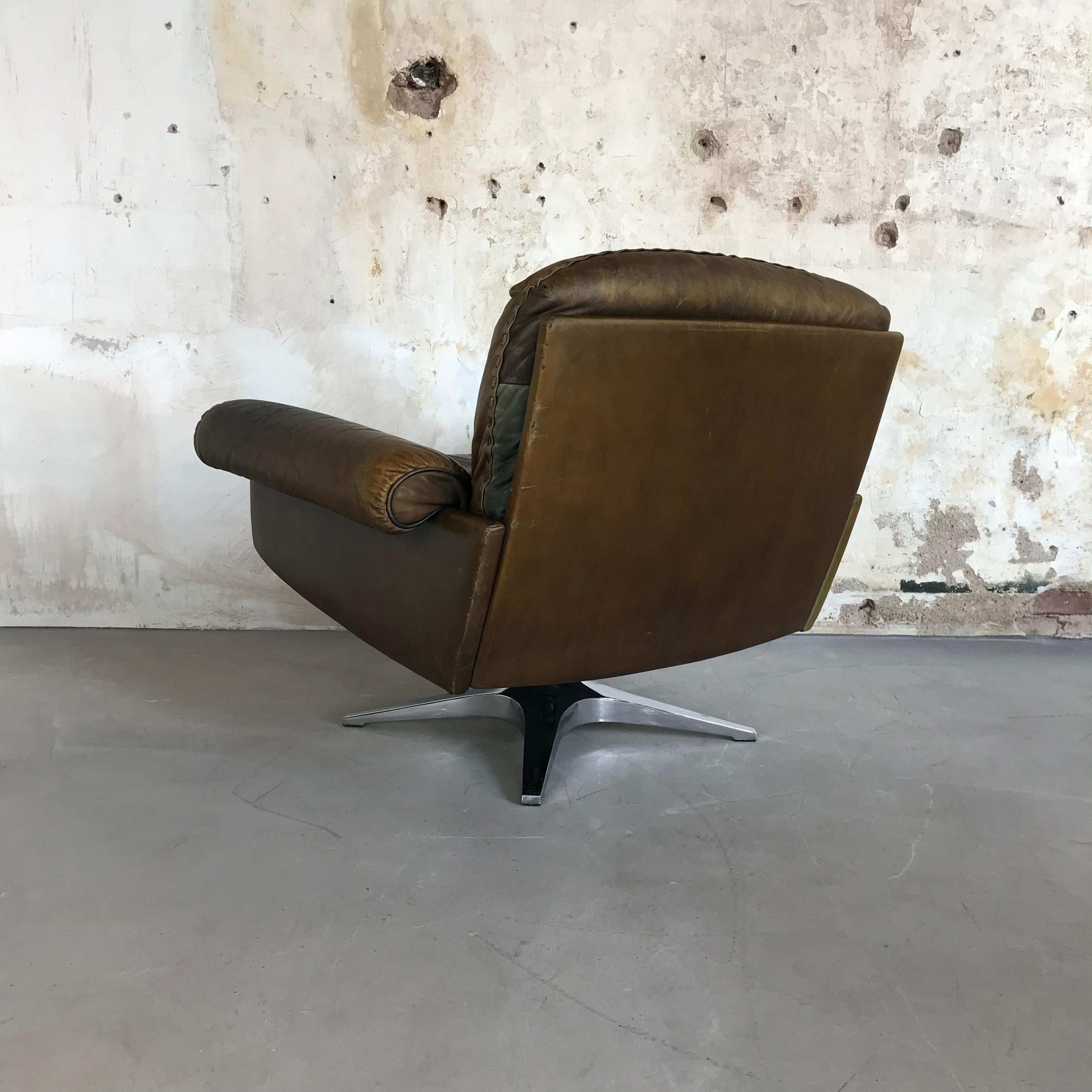 Midcentury Patinated Swivel Lounge Chair DS 31 by De Sede, 1970s In Good Condition In Enschede, NL