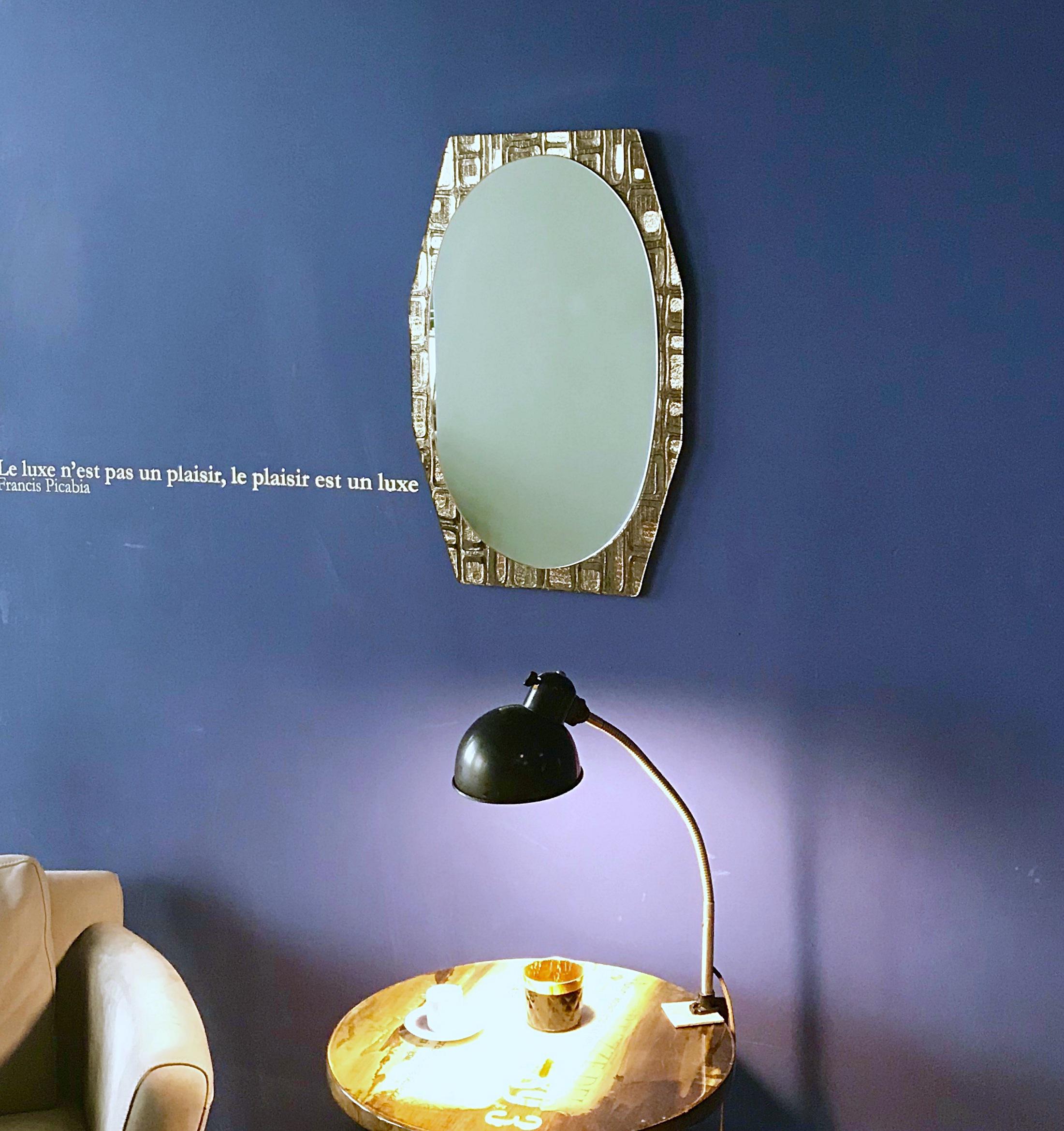 Schöner ovaler Spiegel mit gemustertem, geräuchertem Rahmen. Schwerer Kristallglasspiegel, hergestellt in Österreich. Der Spiegel ist in einem sehr guten Zustand.