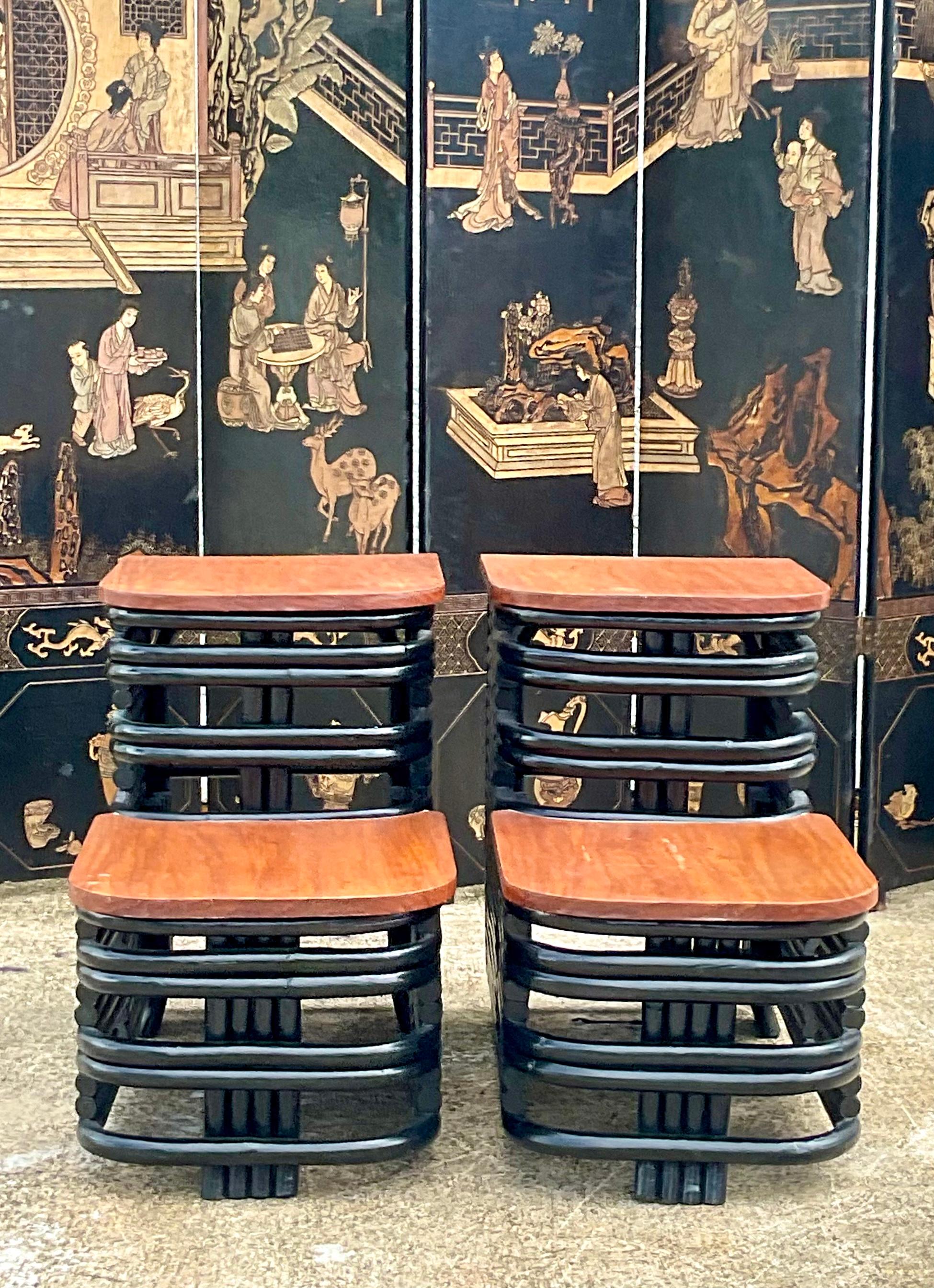 Fantastique paire de tables d'appoint vintage. Fabriqué par l'emblématique Paul Frankl. Une superbe finition peinte en noir mat. Acquis d'une propriété de Palm Beach.