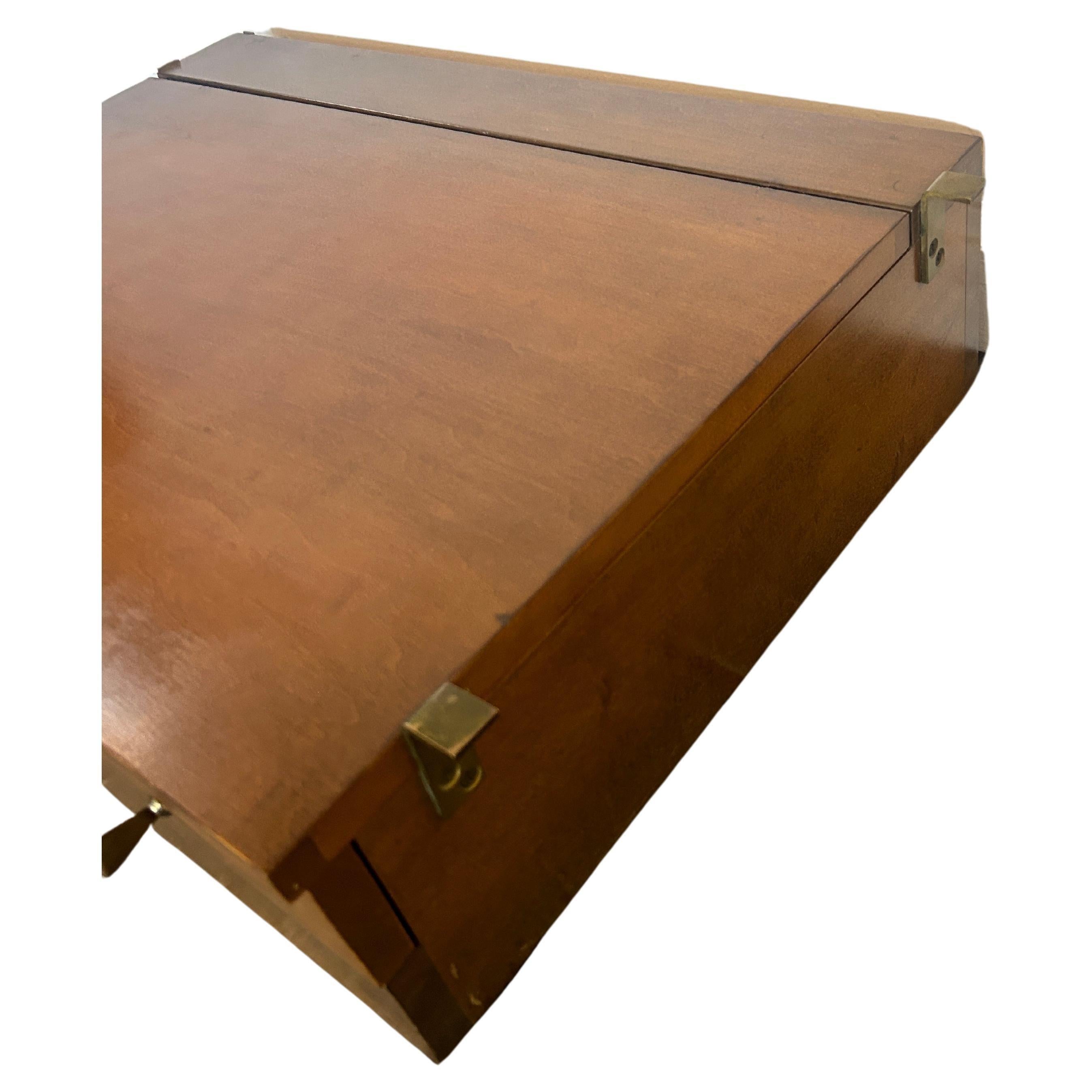 Mid-Century moderno Midcentury Paul McCobb #1559 Cassapanca per gioielli appesa Specchio Vanità noce Ottone in vendita