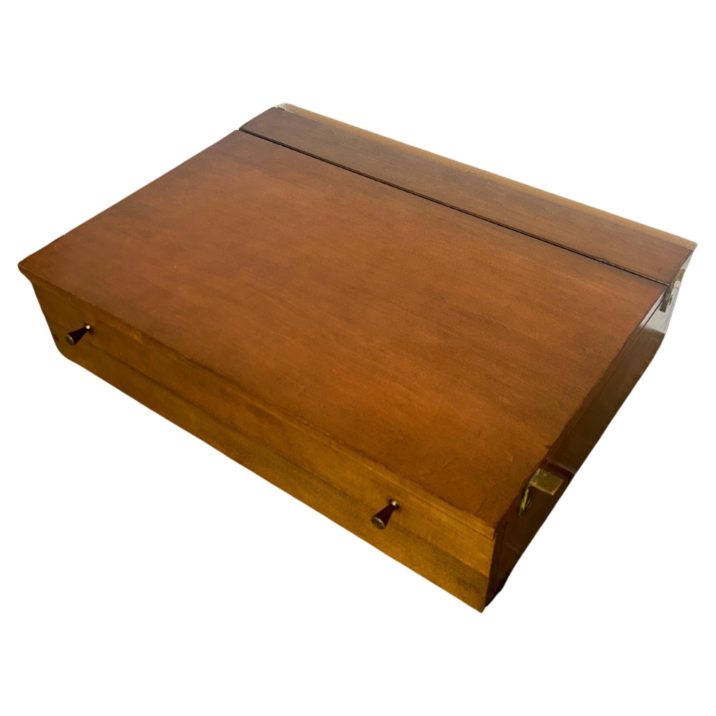 Americano Midcentury Paul McCobb #1559 Cassapanca per gioielli appesa Specchio Vanità noce Ottone in vendita