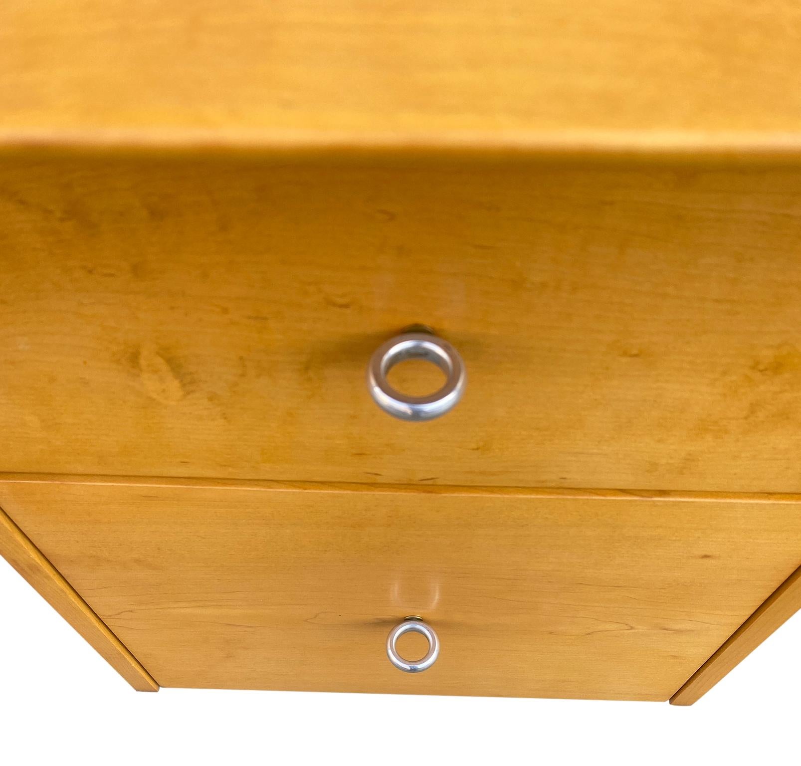 Mitte des Jahrhunderts Paul McCobb #1560 Doppel Schubladen-Schreibtisch Blonde Ahorn-Finish Ringgriffe (Moderne der Mitte des Jahrhunderts) im Angebot
