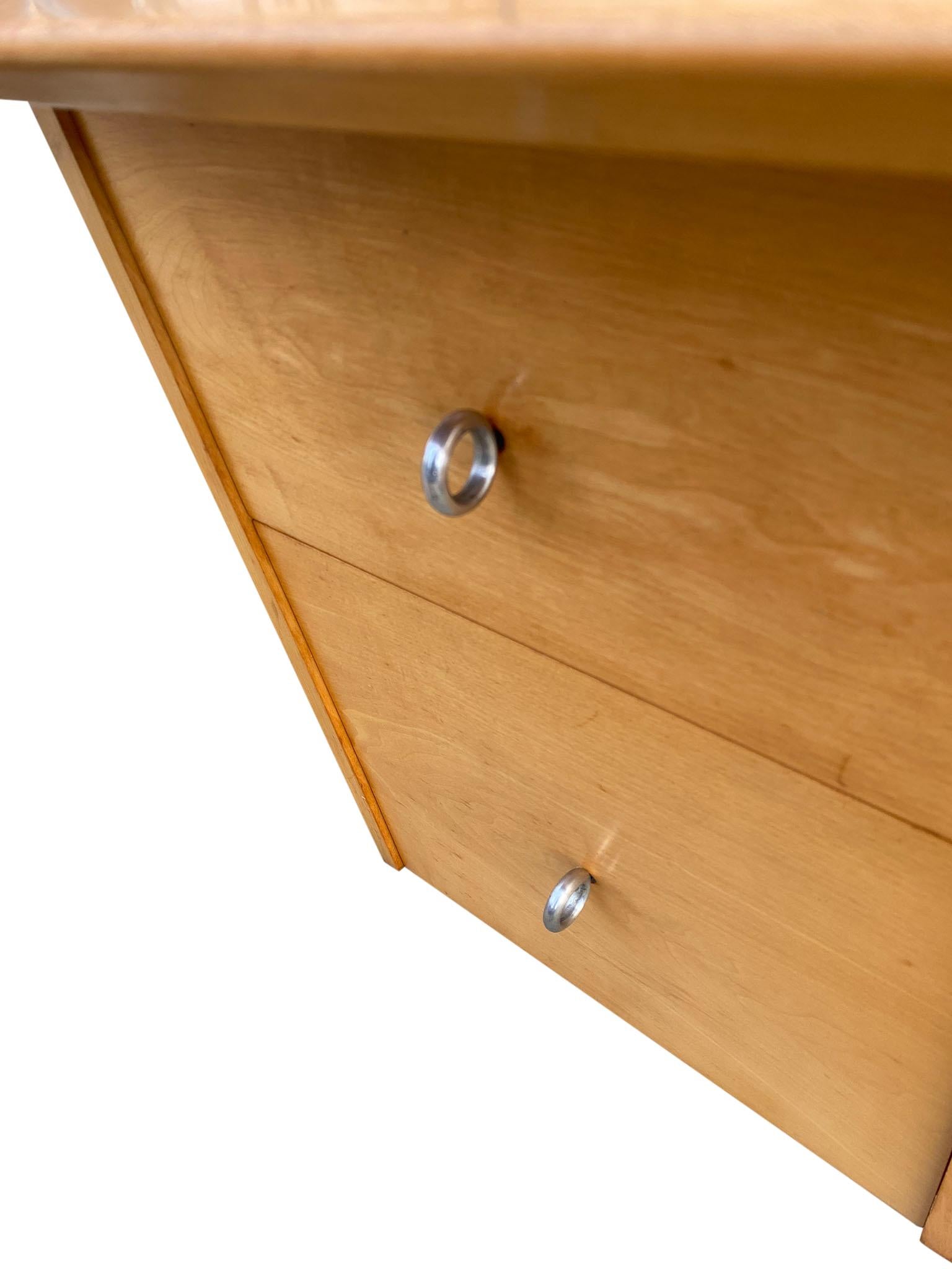 Midcentury Paul McCobb #1560 Double Drawer Desk Blonde Maple Finish Ring pulls In Good Condition In BROOKLYN, NY