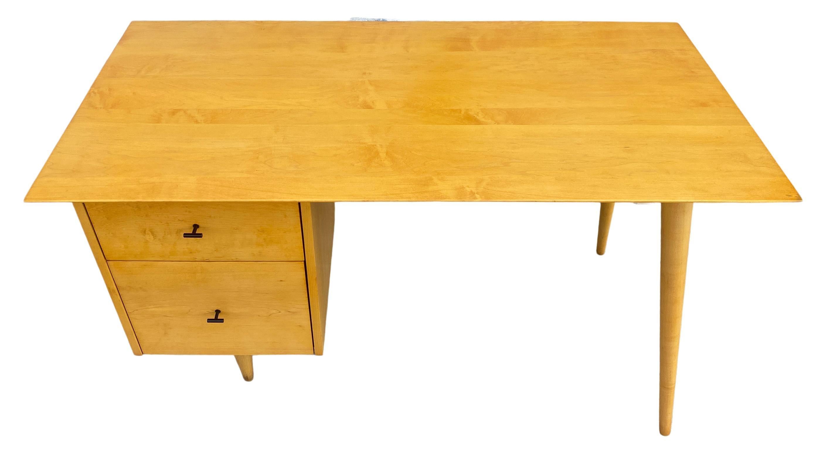 Magnifique bureau à deux tiroirs Steele Group #1560 finition érable blond avec boutons de tirage en T en acier érable massif. Le bureau a été rénové par des professionnels. Très beau bureau sur pieds fuselés, tout en érable massif. Tous les pieds se