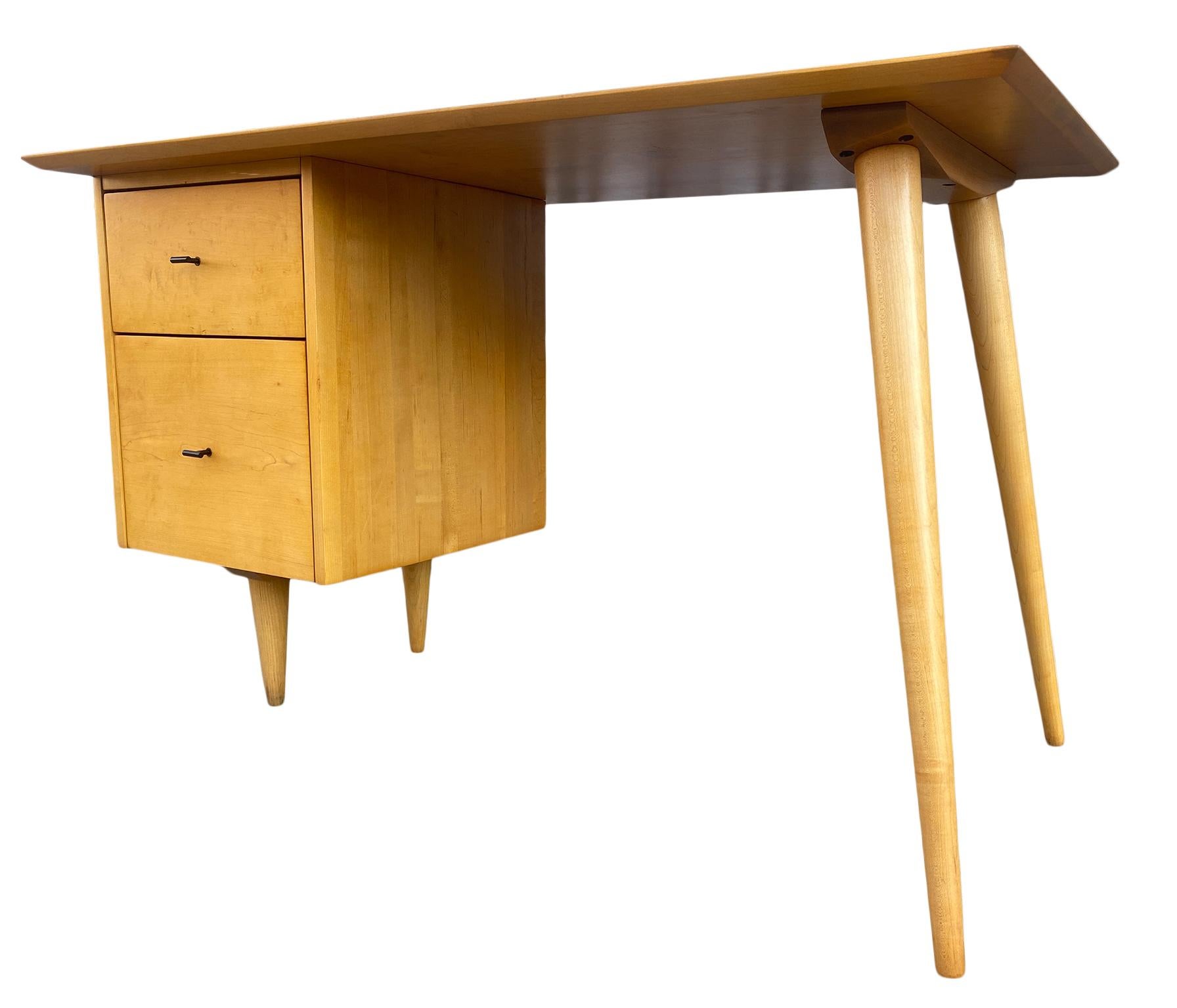 American Midcentury Paul McCobb #1560 Double Drawer Desk Blonde Maple Finish T pulls For Sale