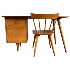 Midcentury Paul McCobb #1560 Bureau à double tiroir Finition érable tabac avec chaise