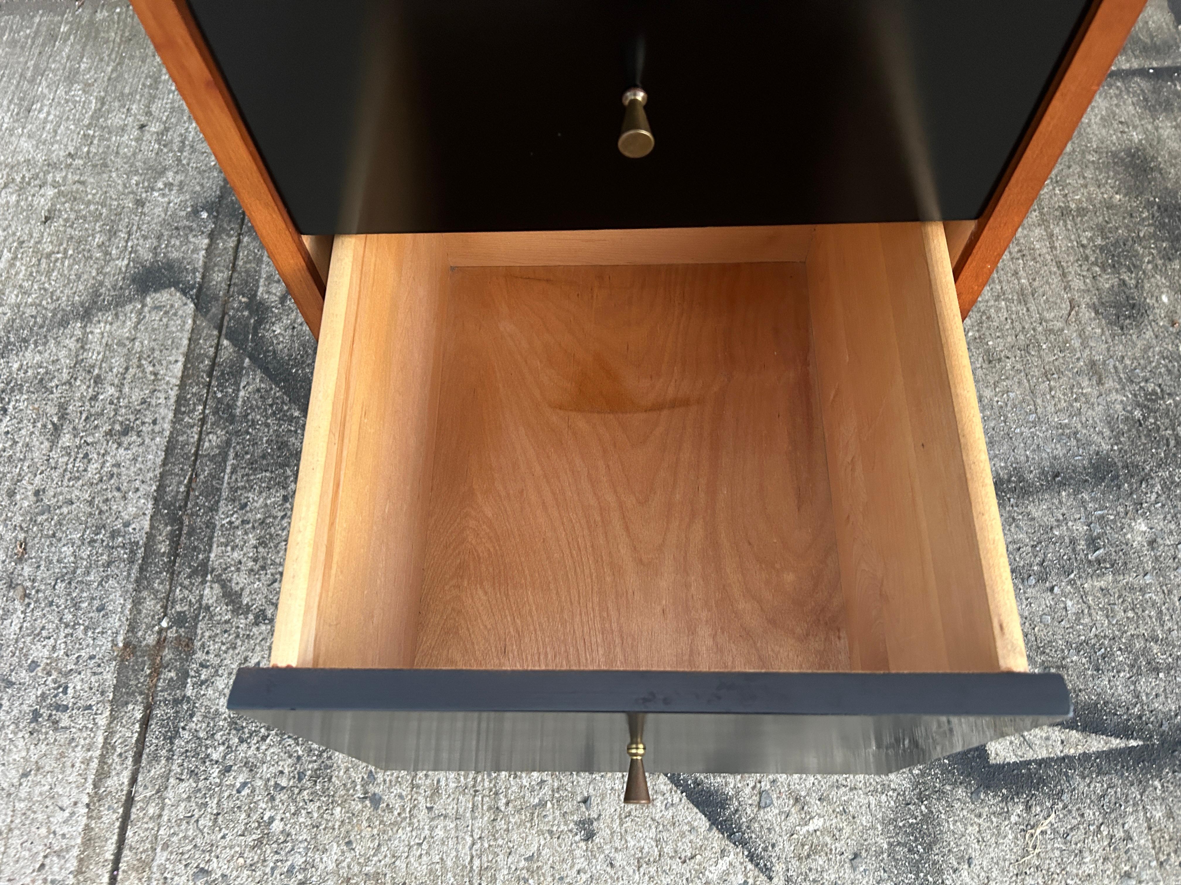 Midcentury Paul McCobb #1560 Double Drawer Desk tobacco / Black Finish In Good Condition In BROOKLYN, NY