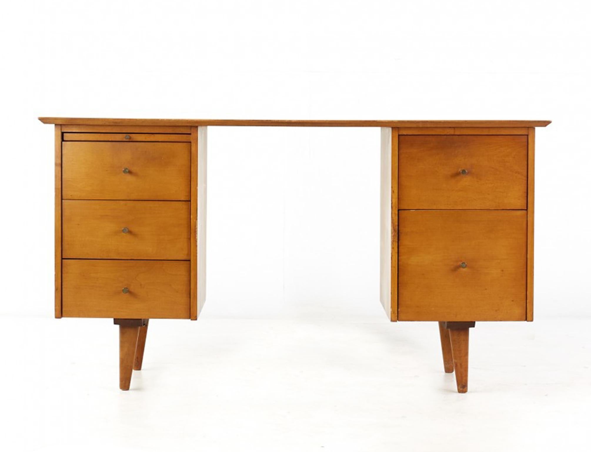 Bellissima scrivania a 5 cassetti a doppio piedistallo Paul McCobb Group #1561 finitura acero biondo Pomelli in ottone acero massiccio. La scrivania è in condizioni vintage originali. Scrivania dal design molto bello su gambe affusolate - tutte le