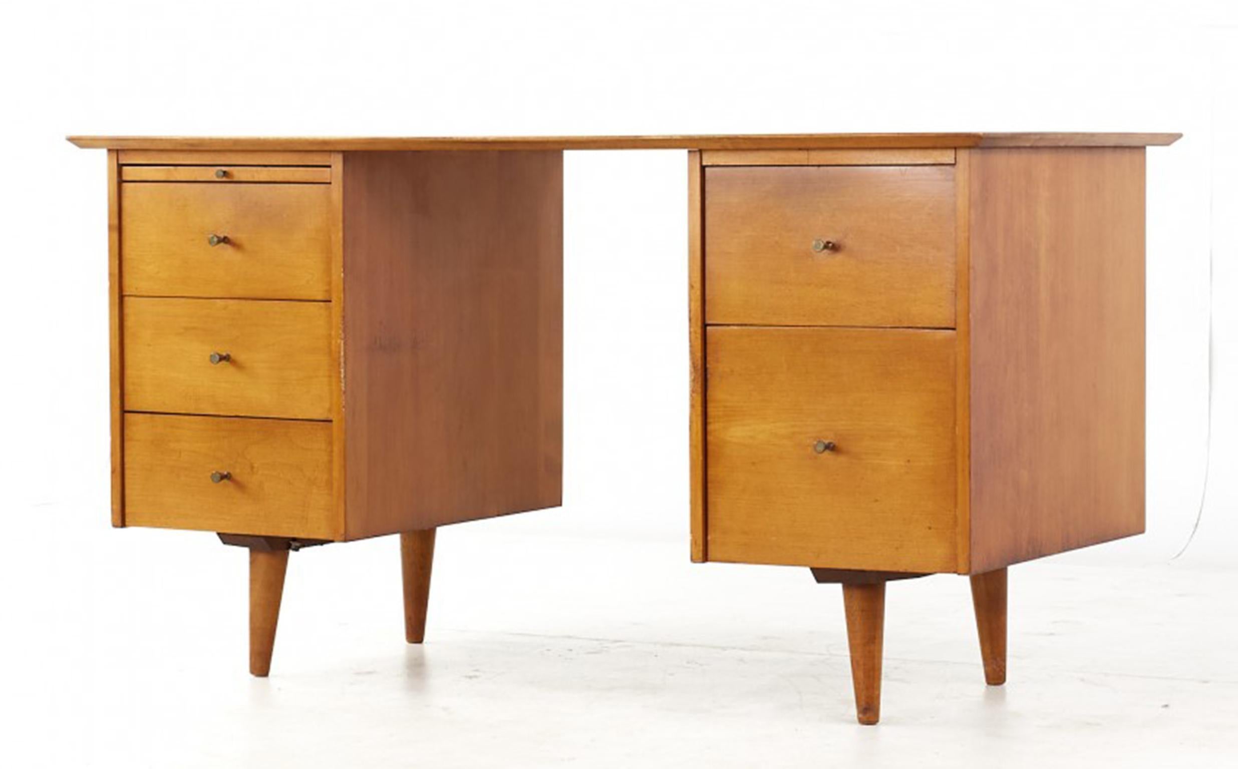 Mid-Century moderno Scrivania a 5 cassetti di metà secolo Paul McCobb #1561 Finitura acero biondo Tiranti in ottone in vendita