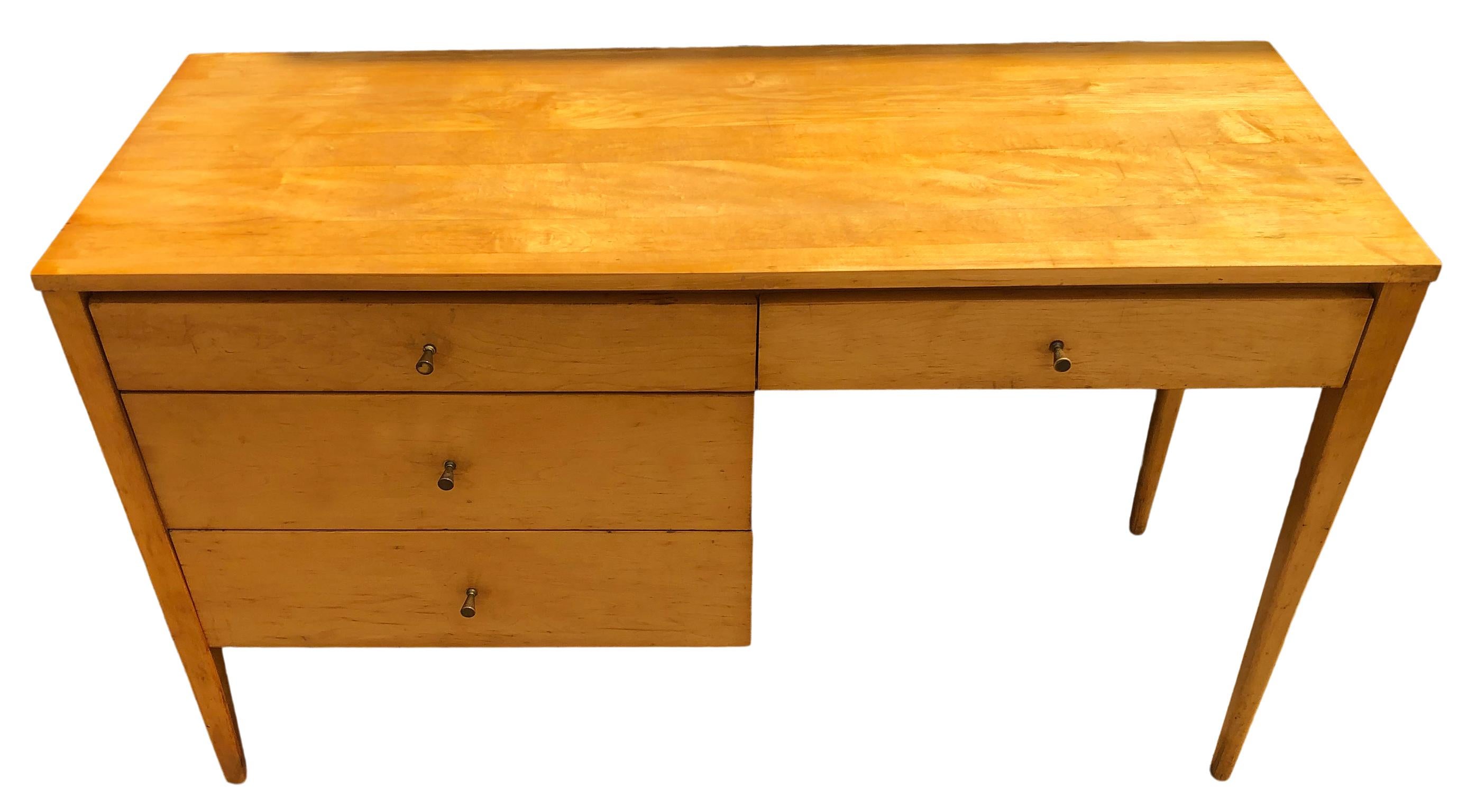 Schöne Paul McCobb Planner Group #1567 vier Schubladen Schreibtisch blond Ahorn Finish Messing zieht massivem Ahorn. Der Schreibtisch ist im originalen Vintage-Zustand. Sehr schön gestalteter Schreibtisch auf geraden Beinen - ganz aus massivem