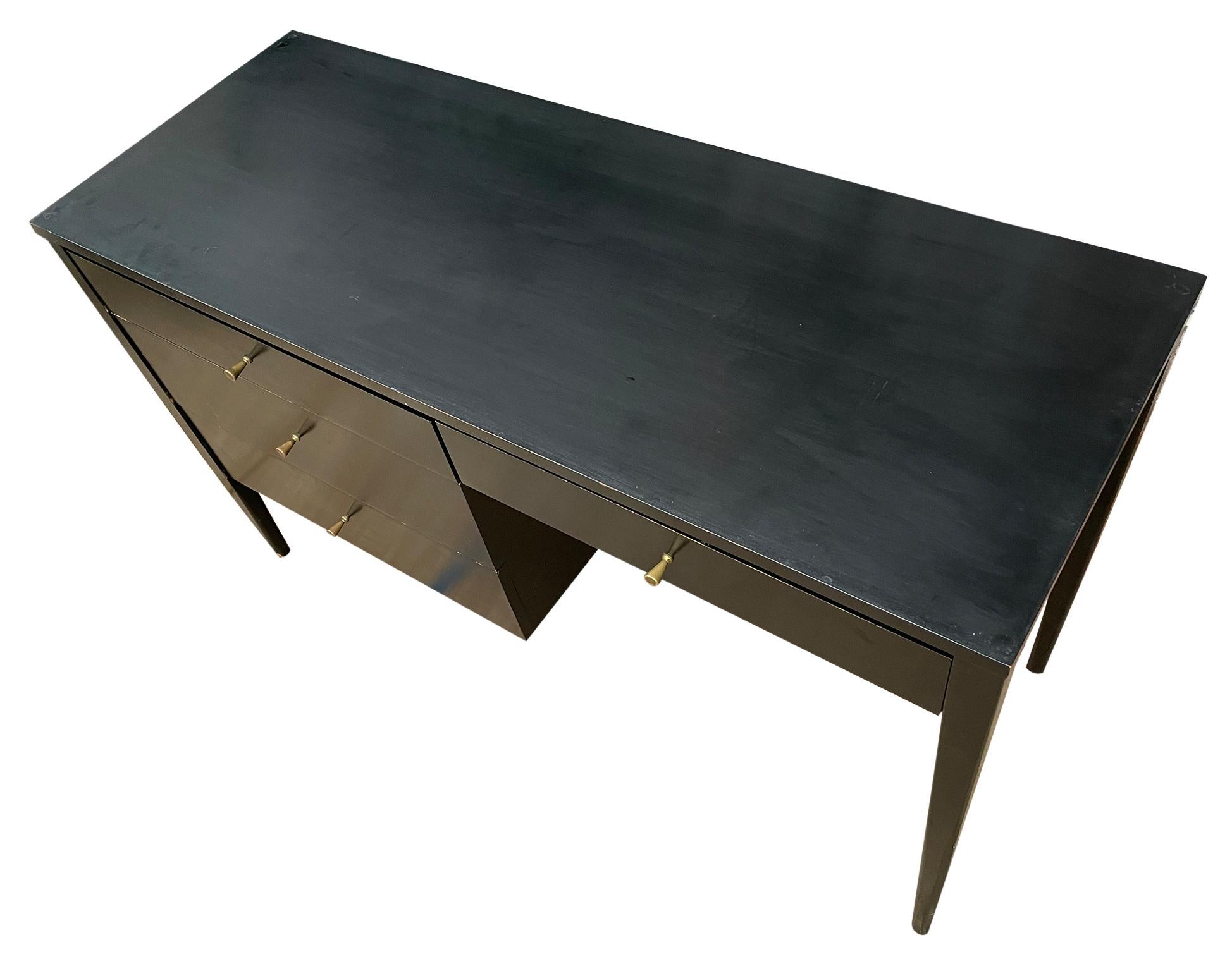 Paul McCobb #1567 Vier Schubladen-Schreibtisch aus Ahornholz mit schwarzer Oberfläche und Messinggriffen (amerikanisch)