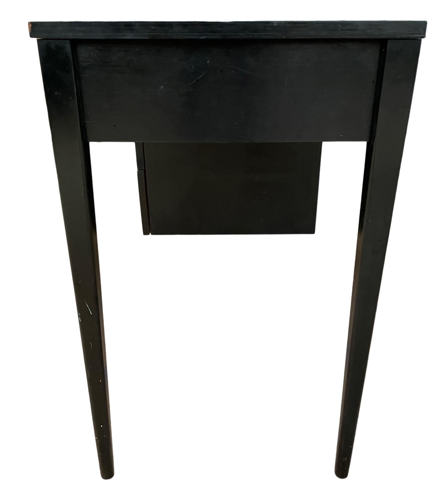 Paul McCobb #1567 Vier Schubladen-Schreibtisch aus Ahornholz mit schwarzer Oberfläche und Messinggriffen 2