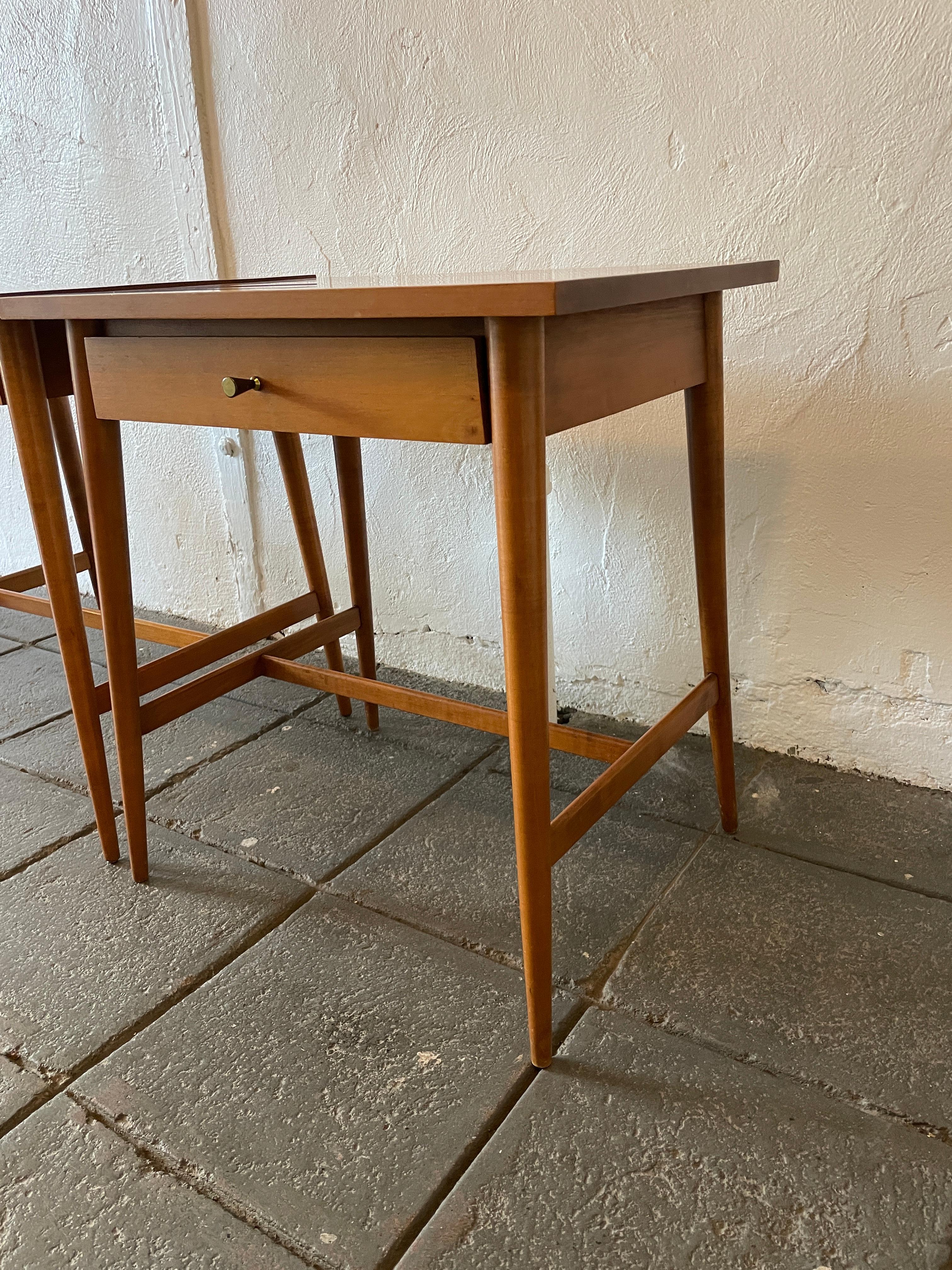 Midcentury Paul McCobb #1586 Nightstands Tobacco Finish Brass Knobs In Good Condition In BROOKLYN, NY