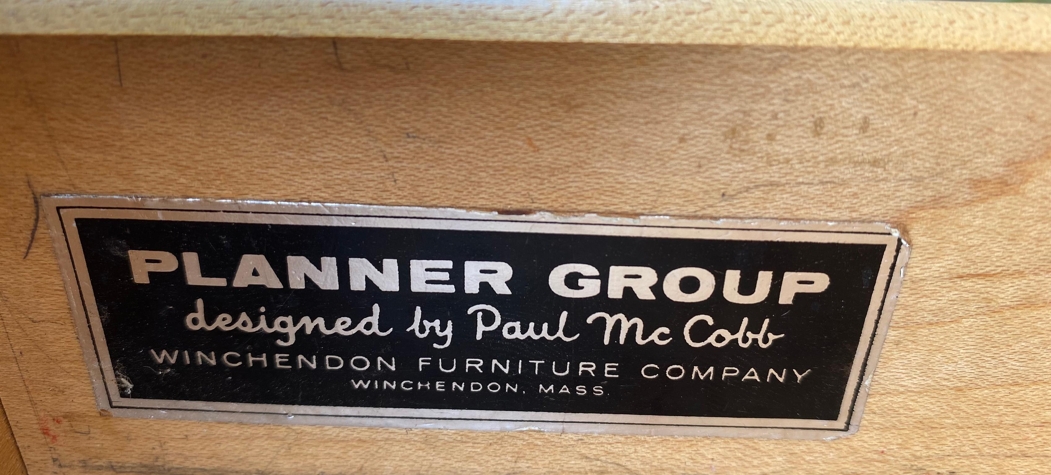 Midcentury Paul McCobb #1587 Tables de nuit Laque noire Boutons en laiton Tables d'extrémité en vente 1