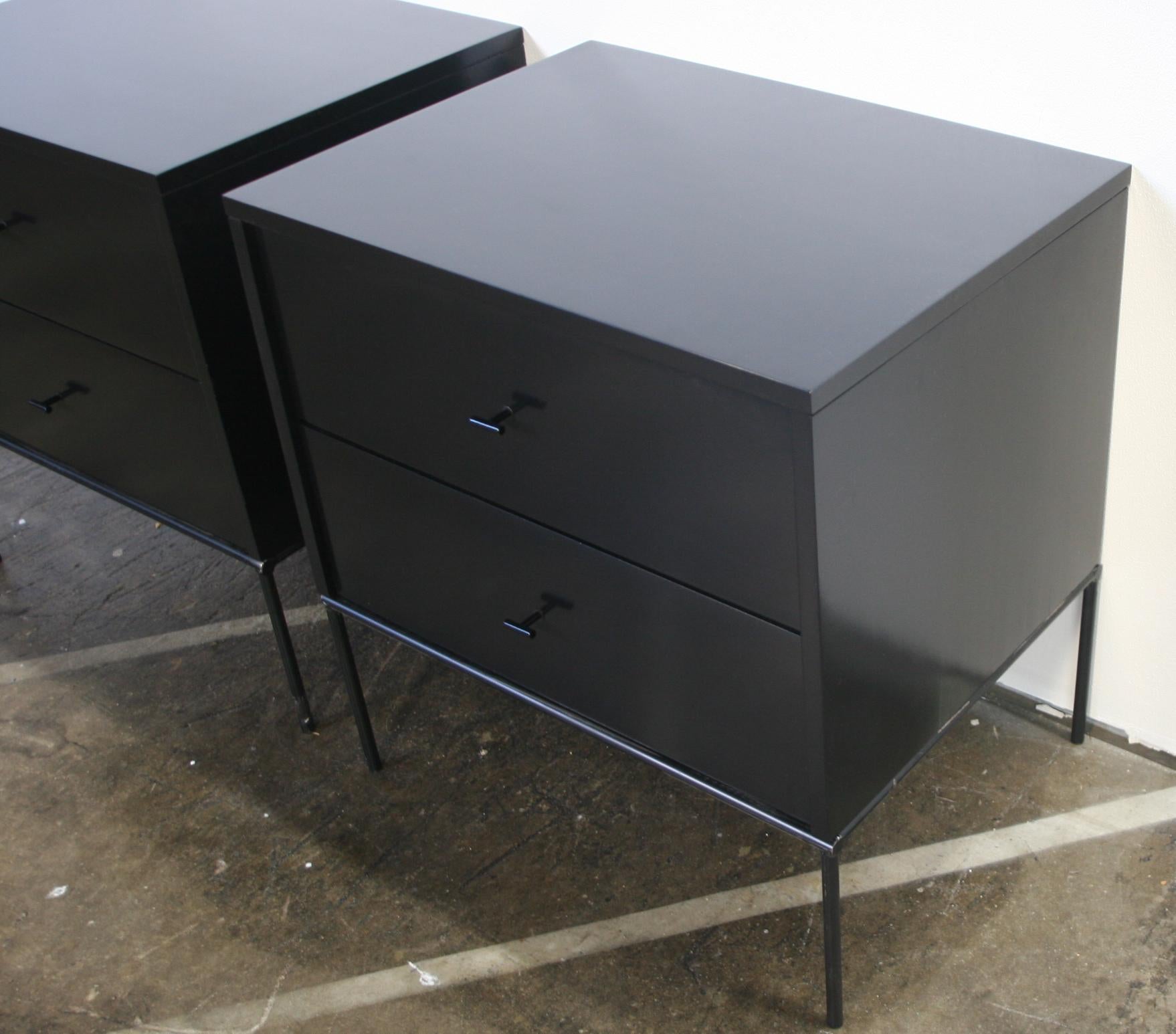 Midcentury Paul McCobb 2-Drawer #1503 Nightstands Black Lacquer T Pulls In Good Condition In BROOKLYN, NY