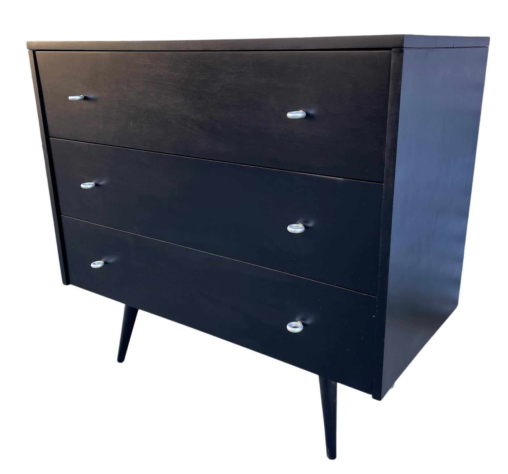 Mid-Century moderno Cassettiera nera a 3 cassetti Paul McCobb di metà secolo con anelli in alluminio in vendita