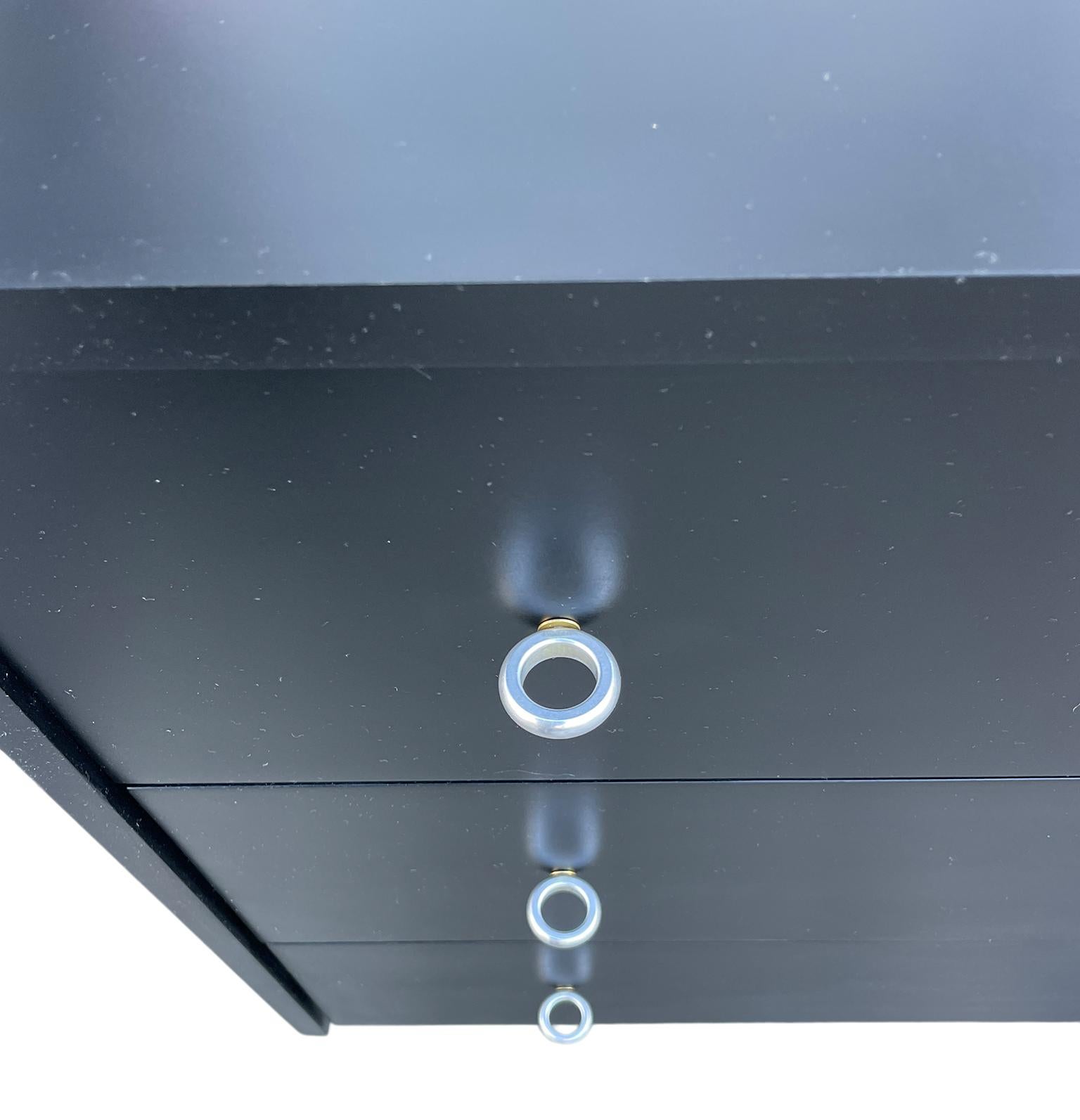 Mid-Century Paul McCobb 3 Schubladen Schwarze Kommode Aluminium Ringgriffe im Zustand „Gut“ im Angebot in BROOKLYN, NY