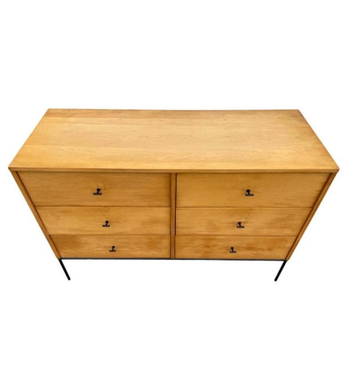 Cassettiera a sei cassetti Paul McCobb vintage, credenza Planner Group #1509. Bellissimo comò di Paul McCobb del 1950 circa, Planner Group, a 6 cassetti, in acero massiccio, tiranti a T neri e base in ferro nero. Condizioni originali d'epoca.