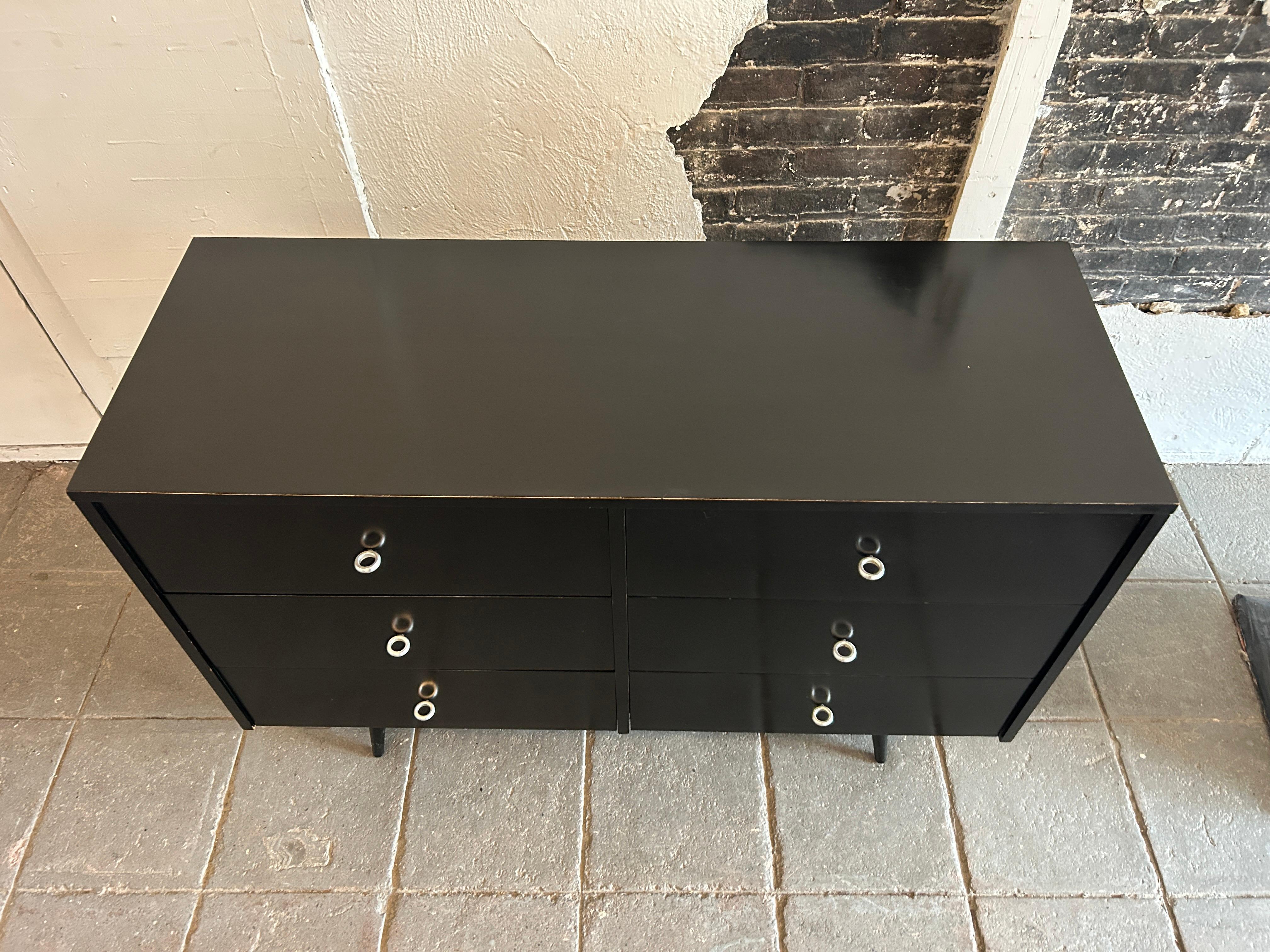 Vintage mid century Paul McCobb six-drawer dresser credenza Planner Group #1509. Magnifique commode de Paul McCobb circa 1950 Planner Group Six tiroirs en érable massif. Tirettes d'origine en aluminium. Repose sur 4 pieds coniques en érable massif.