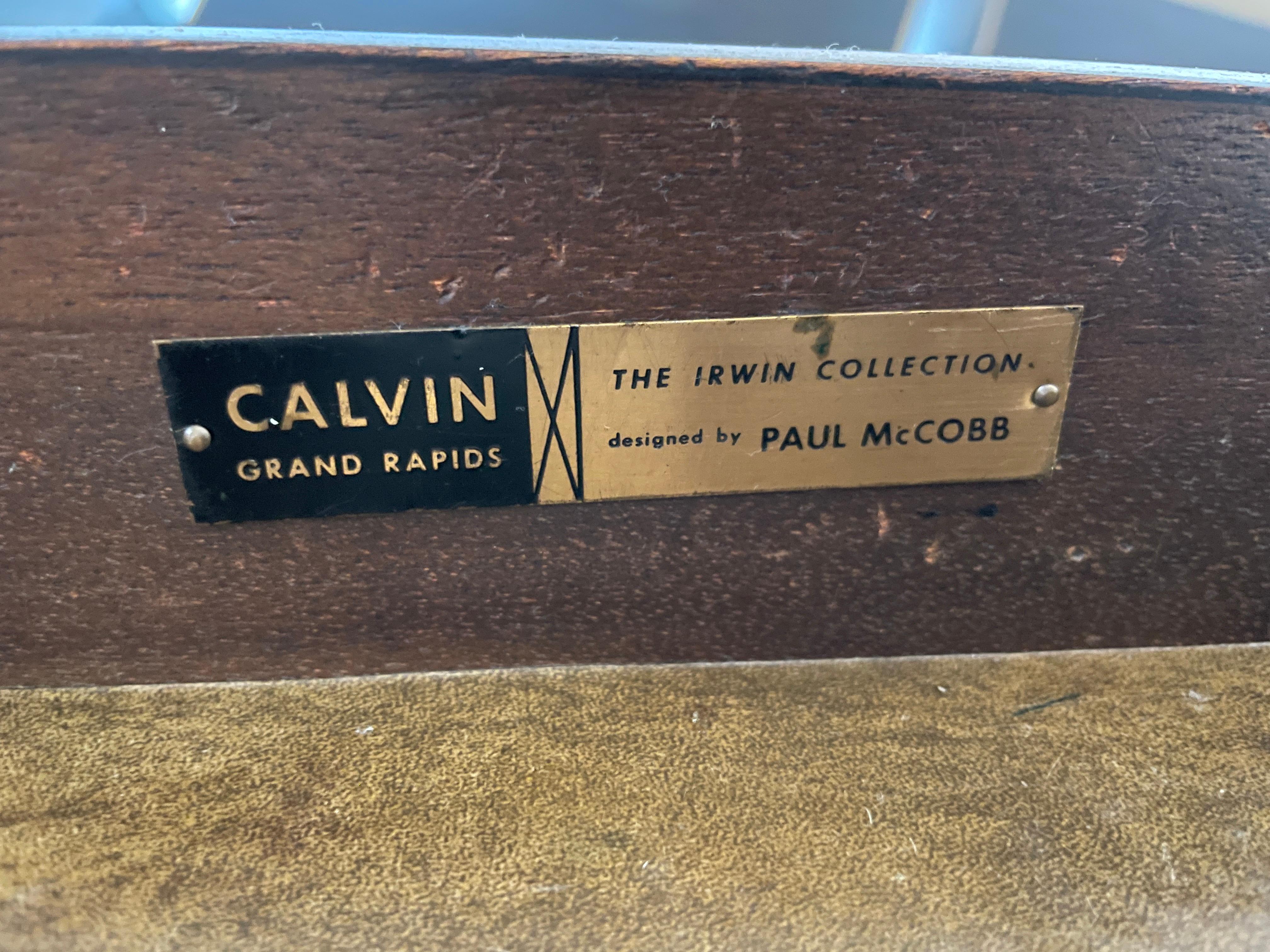 Tables de nuit du milieu du siècle Calvin #7700 de Paul McCobb pour Calvin en acajou foncé avec garniture en laiton  en vente 1