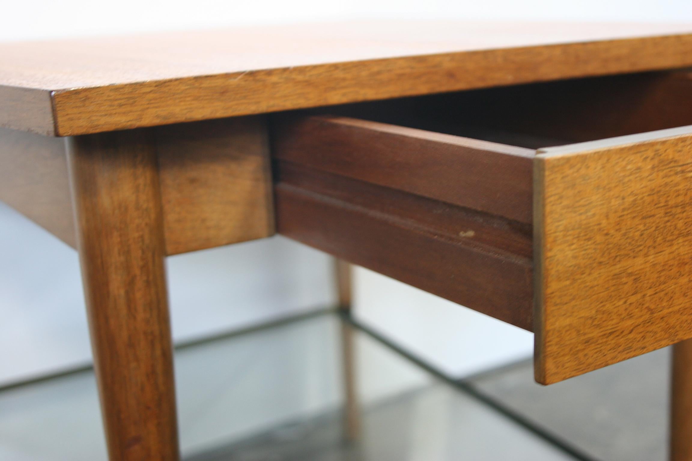 Midcentury Paul McCobb Connoisseur Collection Single Drawer Wedge Table In Good Condition In BROOKLYN, NY