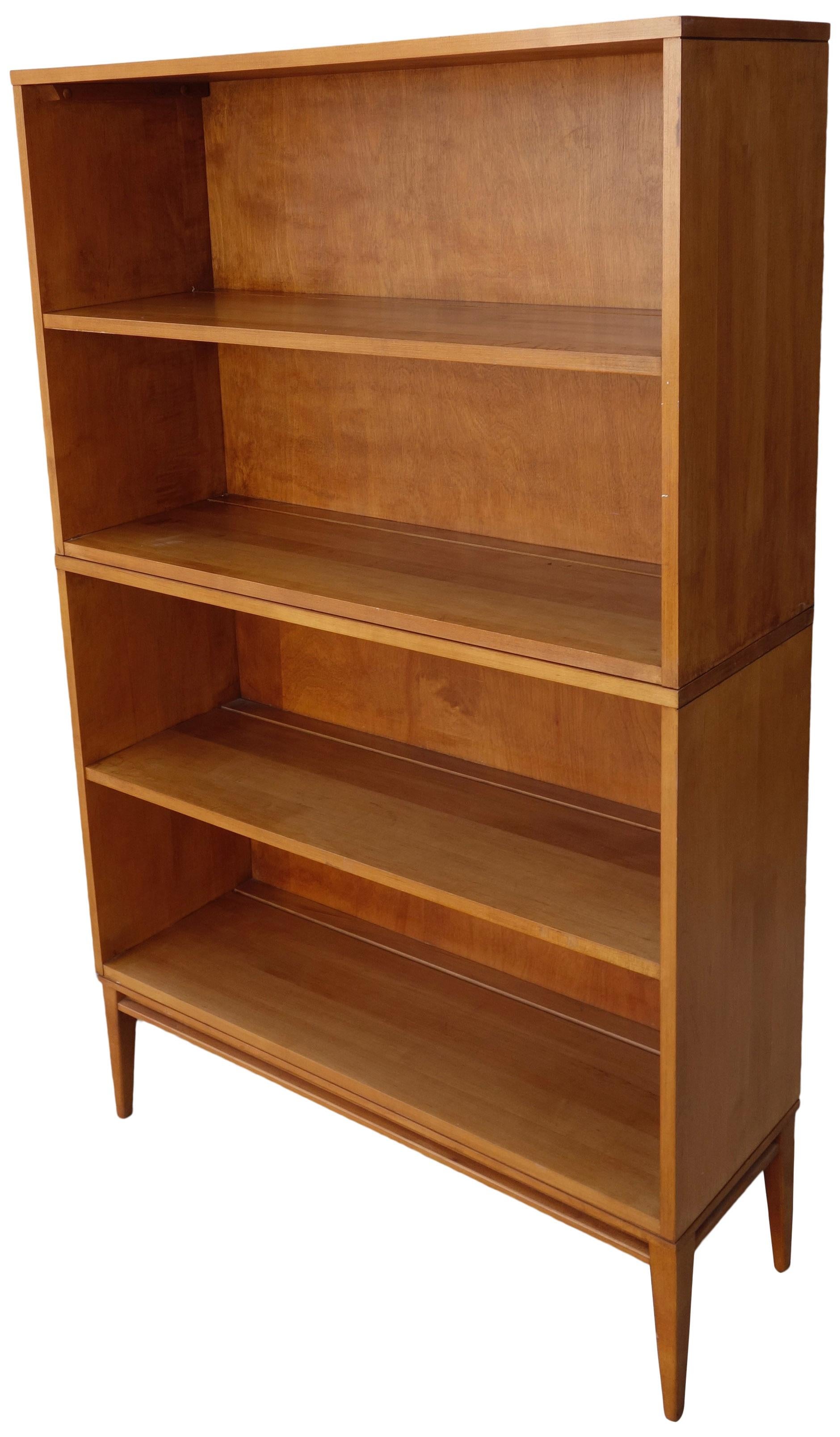 Midcentury Paul McCobb Double Bookcase #1516 Maple on Wood Base In Good Condition In BROOKLYN, NY