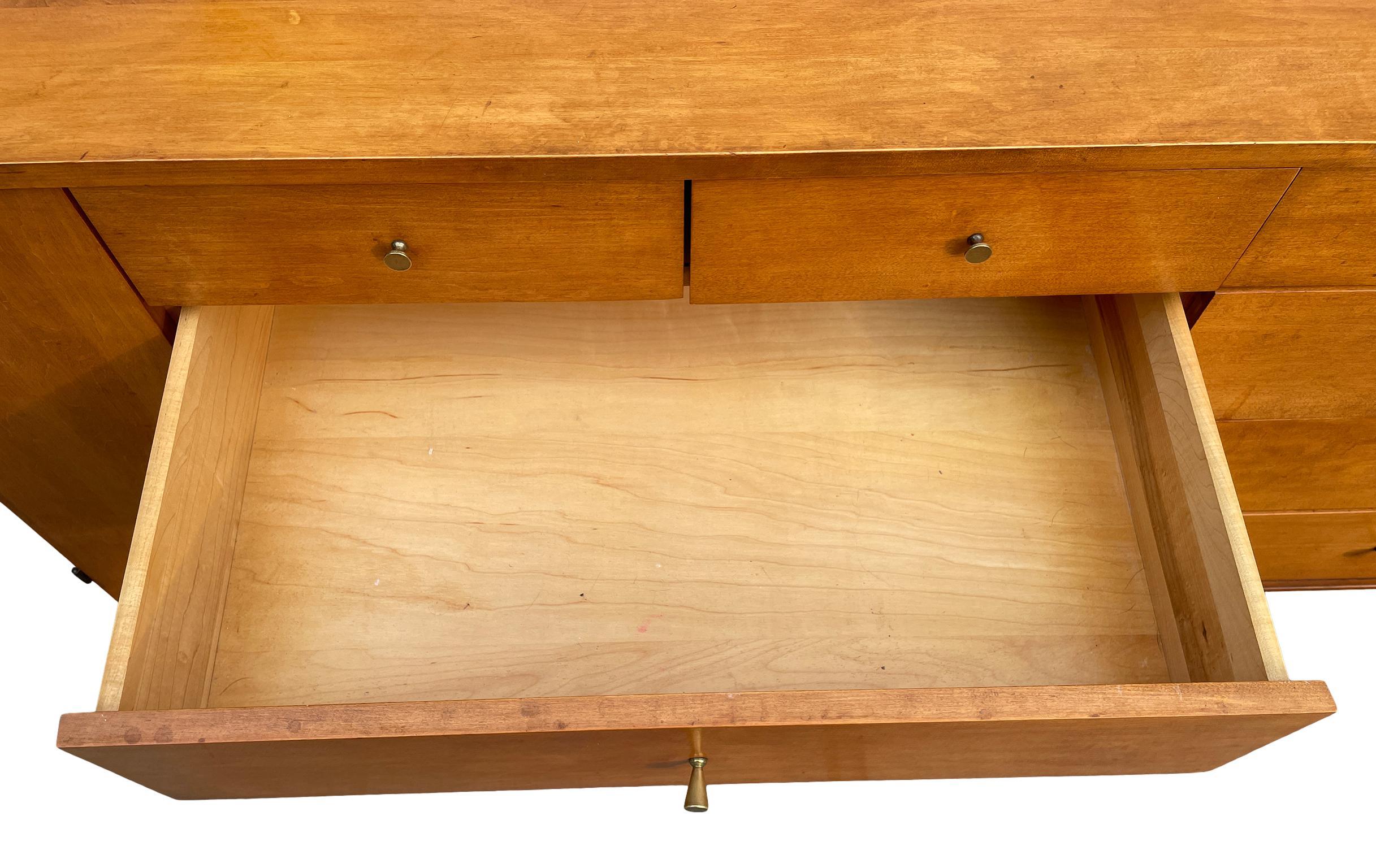 Midcentury Paul McCobb Maple 20-Drawer Dresser #1510 Tobacco Finish brass Pulls In Good Condition In Brooklyn, NY