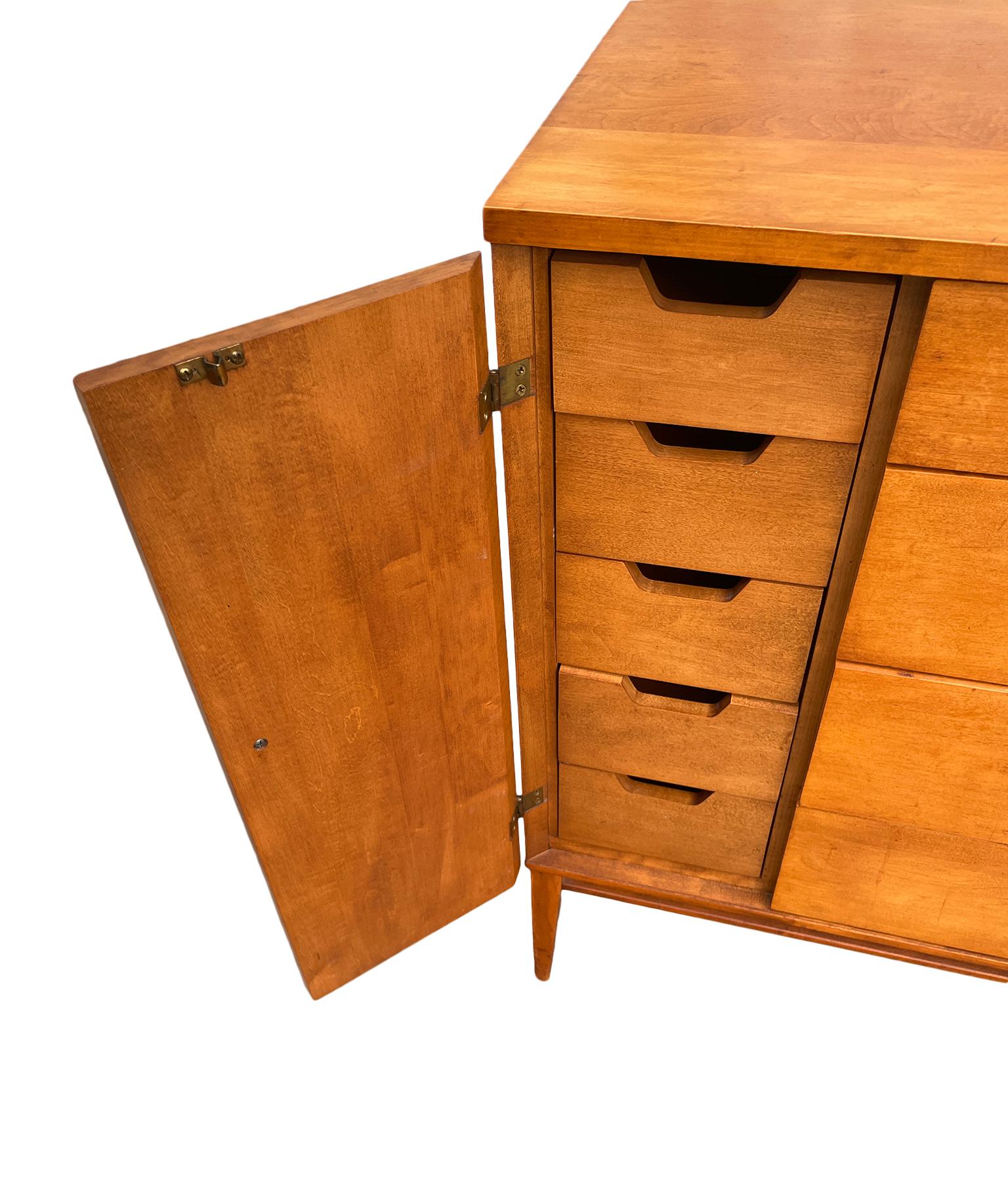 20th Century Midcentury Paul McCobb Maple 20-Drawer Dresser #1510 Tobacco Finish brass Pulls For Sale