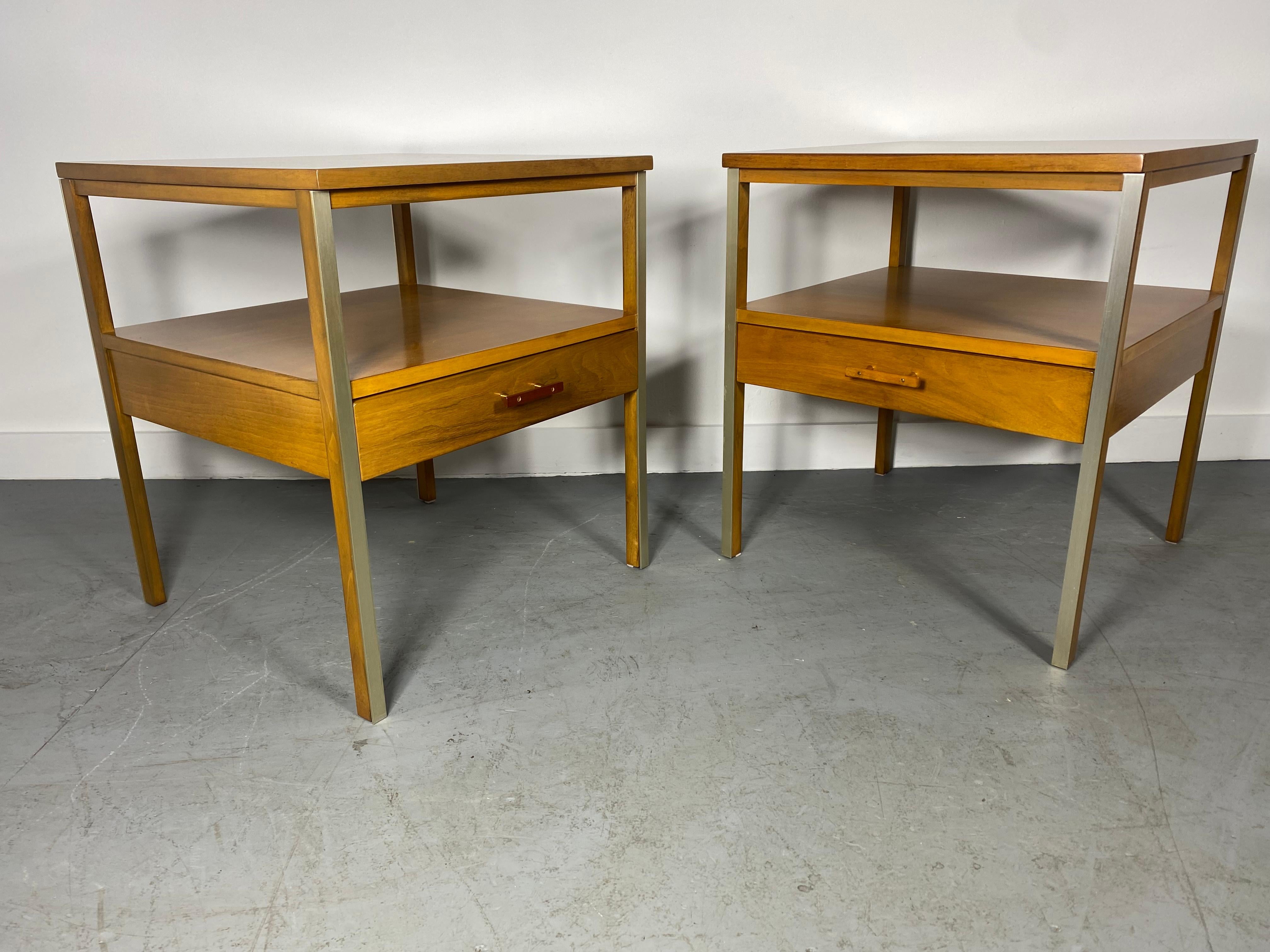 Beautiful pair of Paul McCobb Calvin walnut nightstands lamp tables single drawer Calvin wood and brass handles and accents, Minimalist original medium walnut honey finish. Very delicate geometric designed pair of nightstands with square legs - All