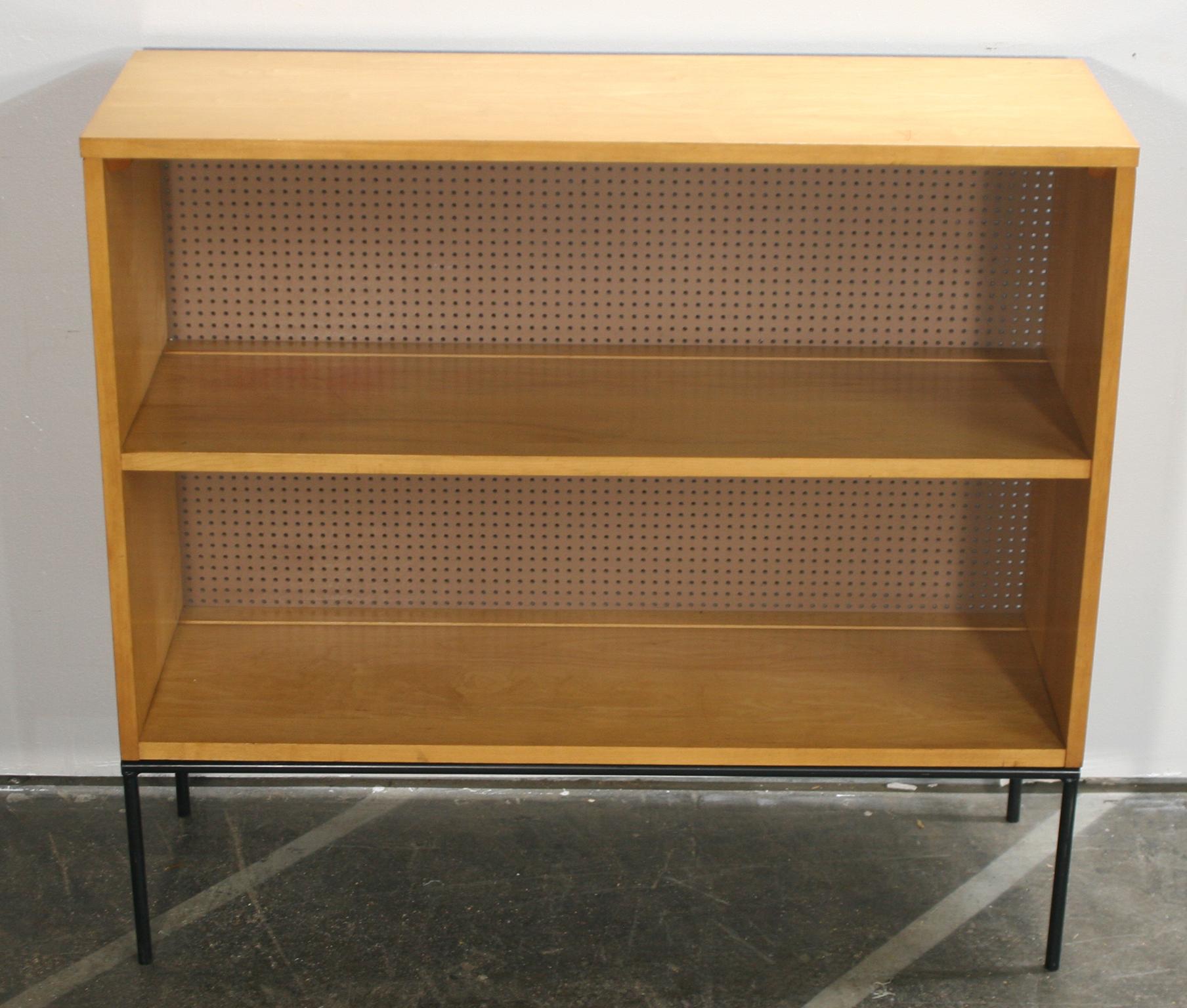 Vintage midcentury super clean Paul McCobb single bookcase #1516 blonde maple finish Iron base. Beautiful bookcase by Paul McCobb circa 1950s Planner Group, single center fixed shelf, solid maple with blonde clearcoat. Rare iron base. Clean inside
