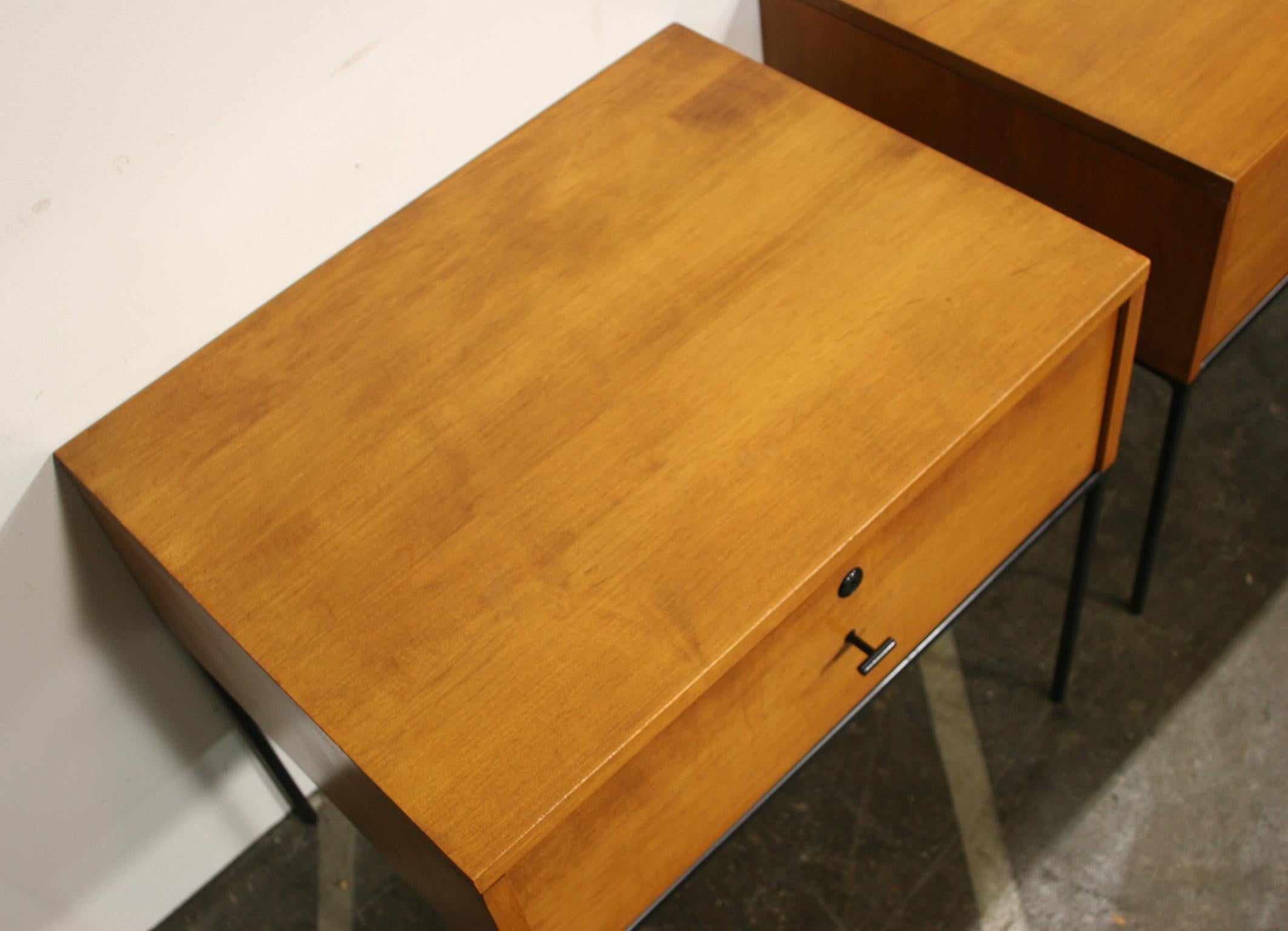 Midcentury Paul McCobb Single Drawer #1500 Nightstands Tobacco T Pulls Locking In Good Condition In BROOKLYN, NY