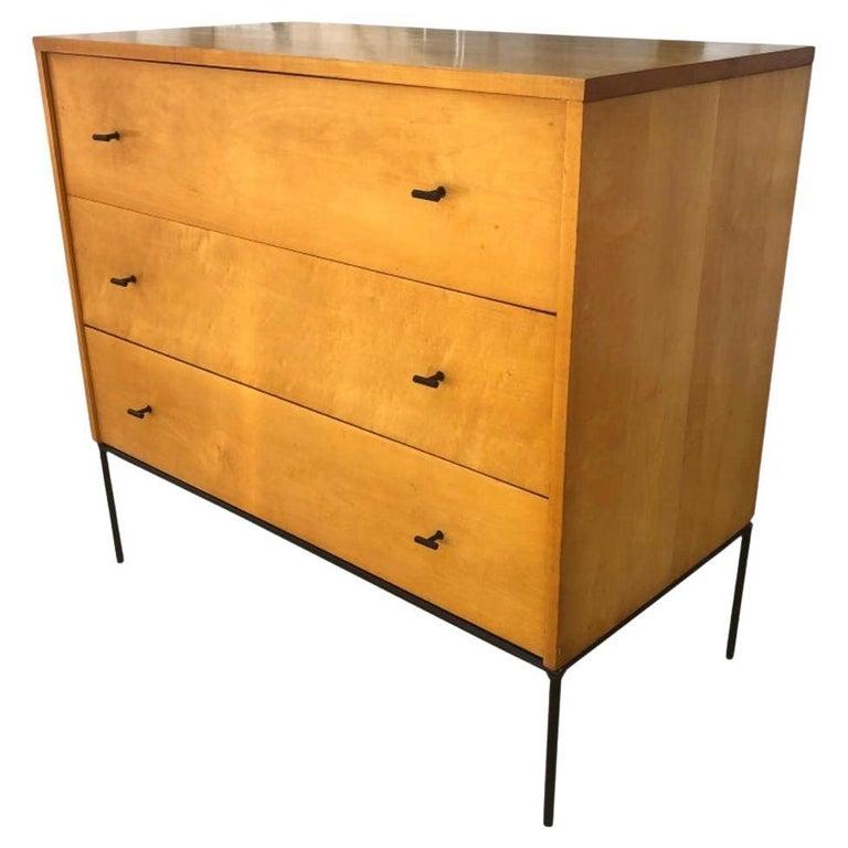 Vintage mid century Paul McCobb three-drawer dresser credenza Planner Group #1508. Magnifique commode de Paul McCobb circa 1950 Planner Group 3 tiroirs, érable massif noir T pulls. Base en fer noir. Propre à l'intérieur comme à l'extérieur. Finition