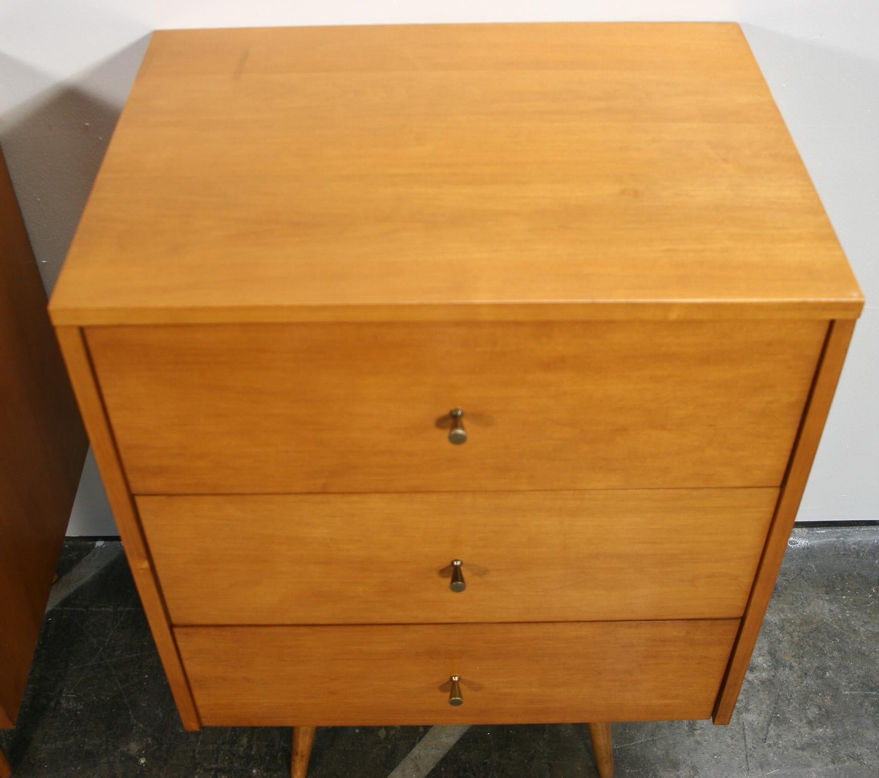 Midcentury Paul McCobb Triple Drawer #1506 Nightstands Blonde Maple Brass Pulls In Good Condition In BROOKLYN, NY