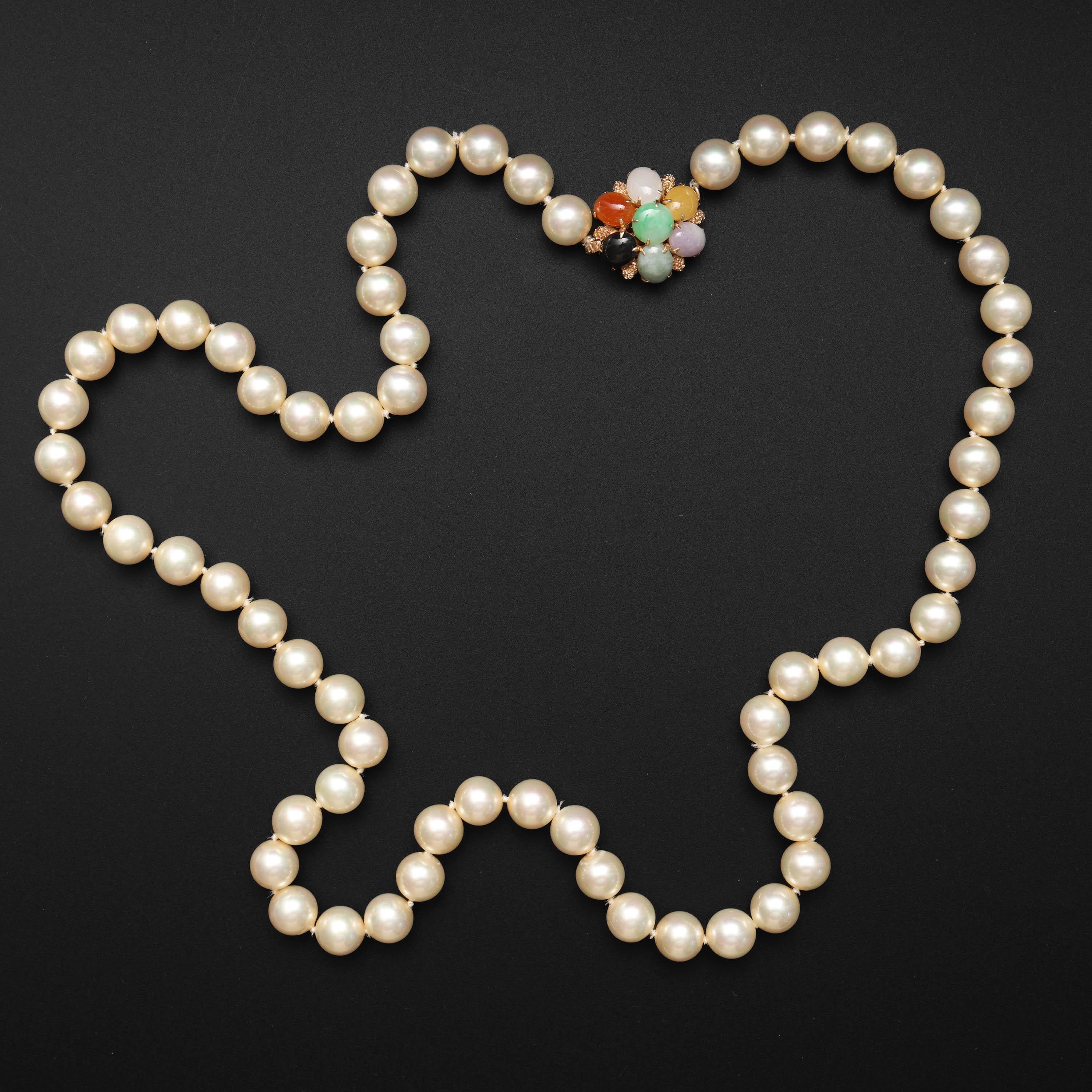 This pearl necklace features a certified jade clasp that has been certified natural and untreated. The creamy-white -almost golden- pearls average a luxurious 8.9mm in size -cultured Akoya pearls over 8mm are considered uncommon. Akoya pearls over