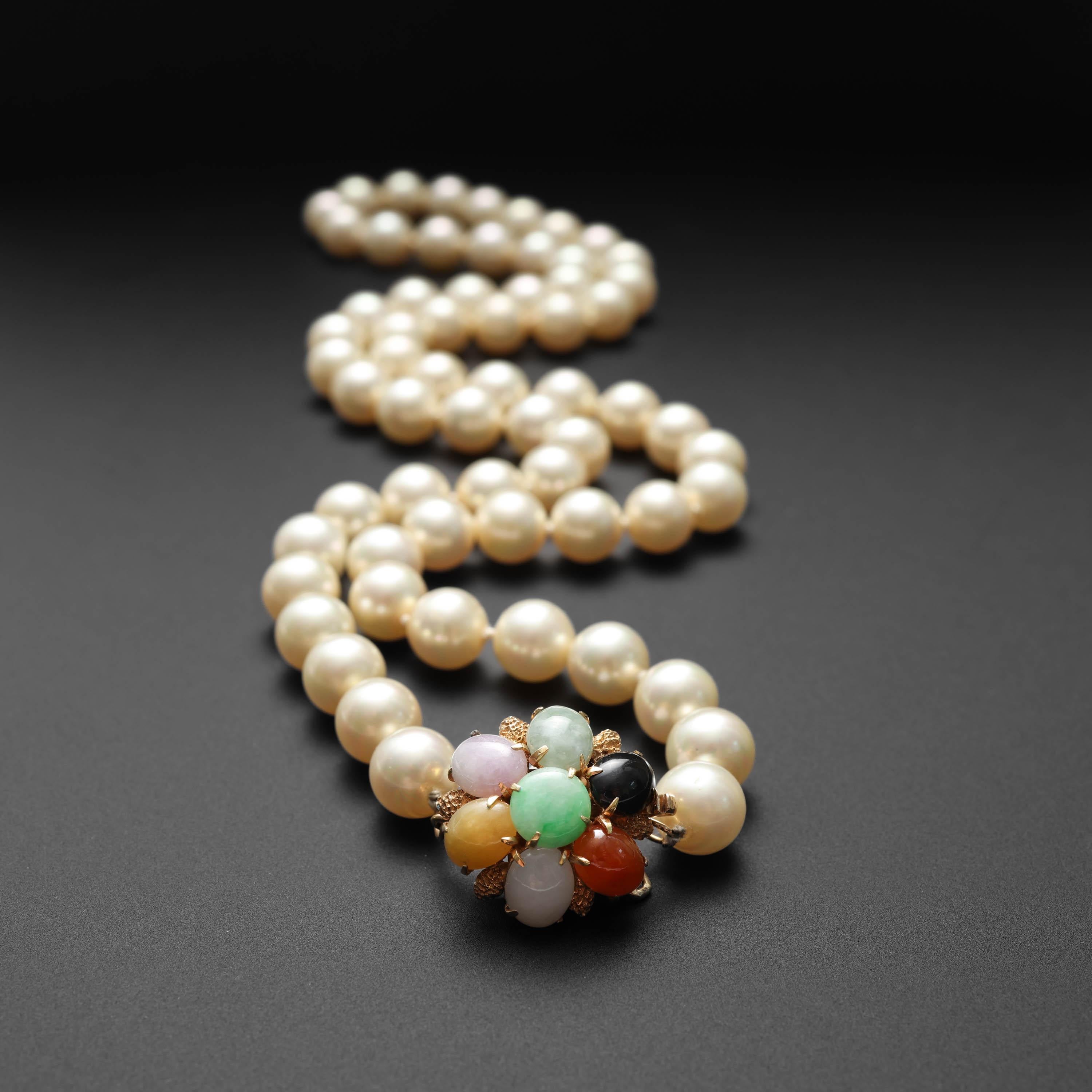 Moderne Collier de perles du milieu du siècle avec fermoir en jade 9 mm et perles de culture Akoya de luxe 25 po. en vente