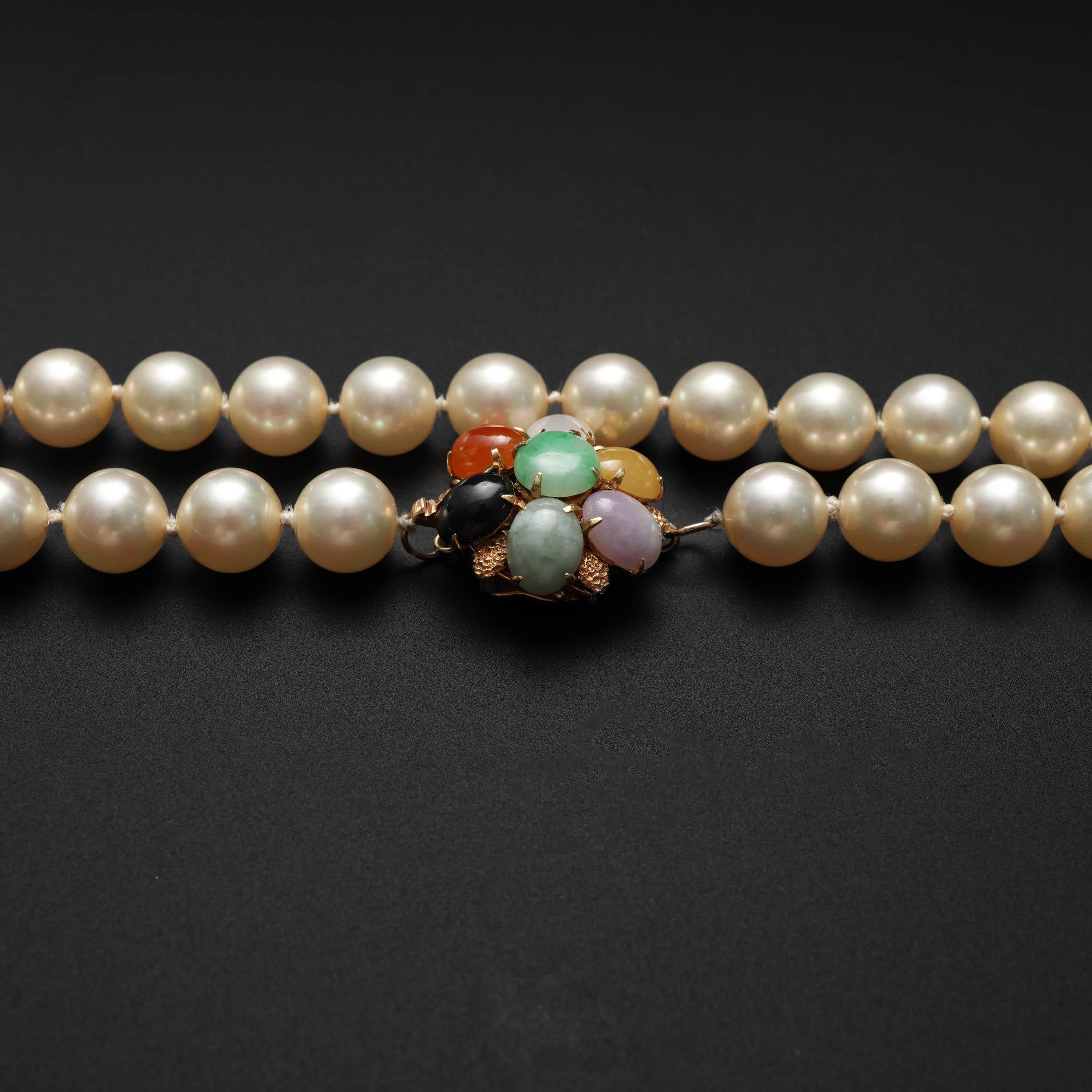 Perle Collier de perles du milieu du siècle avec fermoir en jade 9 mm et perles de culture Akoya de luxe 25 po. en vente