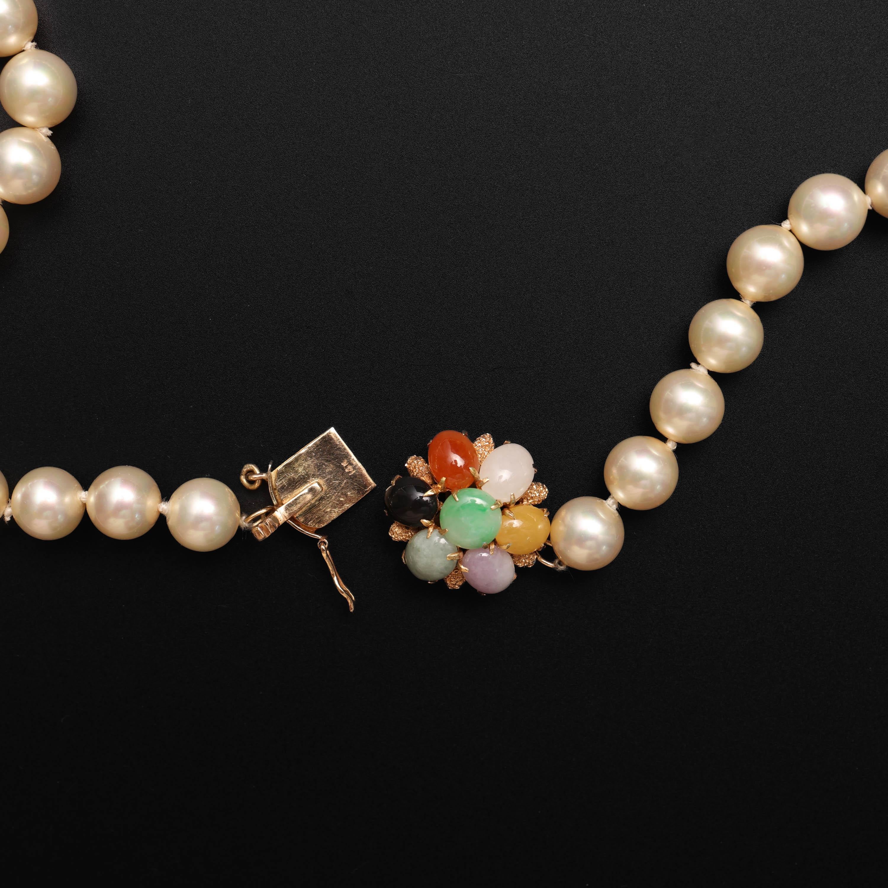 Collier de perles du milieu du siècle avec fermoir en jade 9 mm et perles de culture Akoya de luxe 25 po. Excellent état - En vente à Southbury, CT