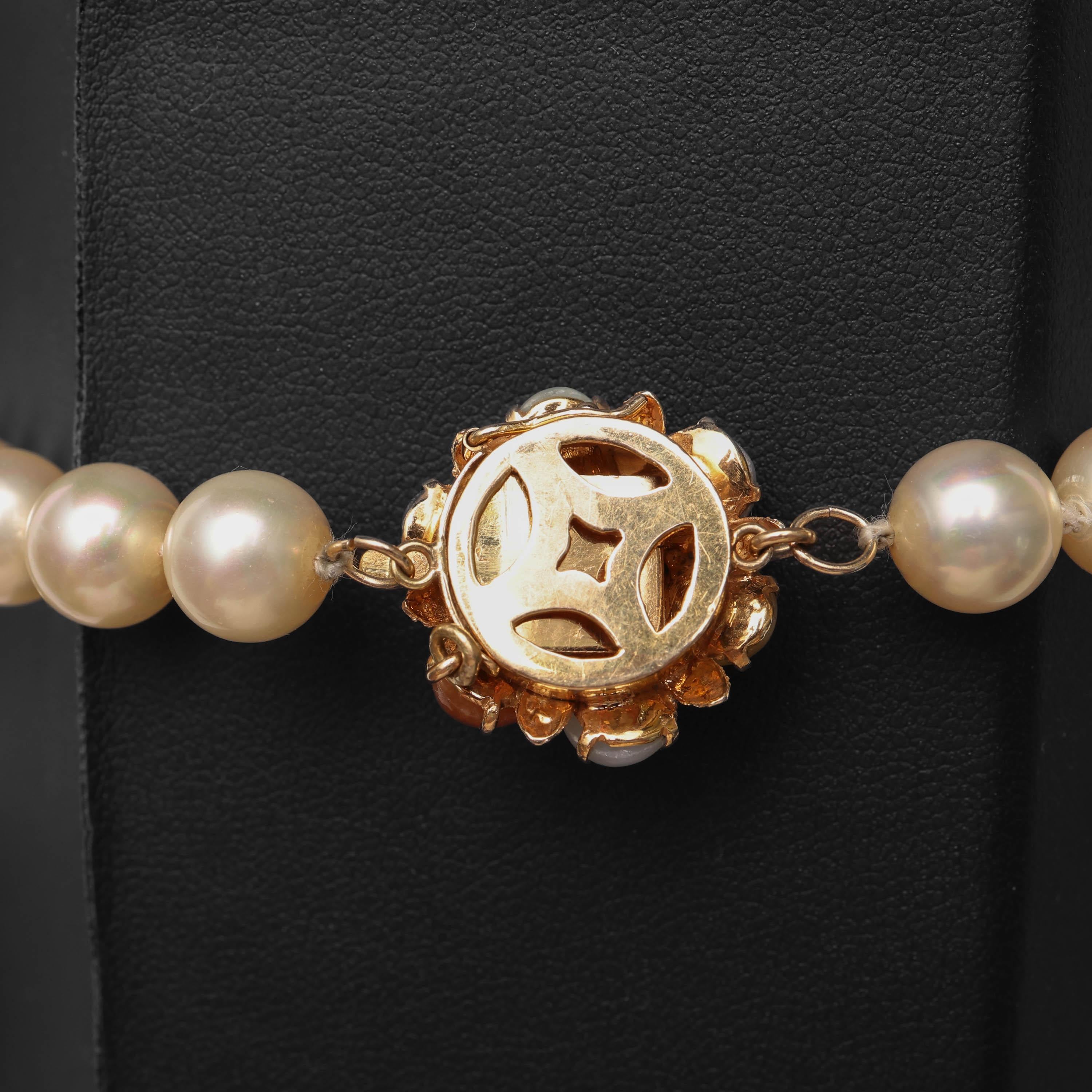 Collier de perles du milieu du siècle avec fermoir en jade 9 mm et perles de culture Akoya de luxe 25 po. Unisexe en vente