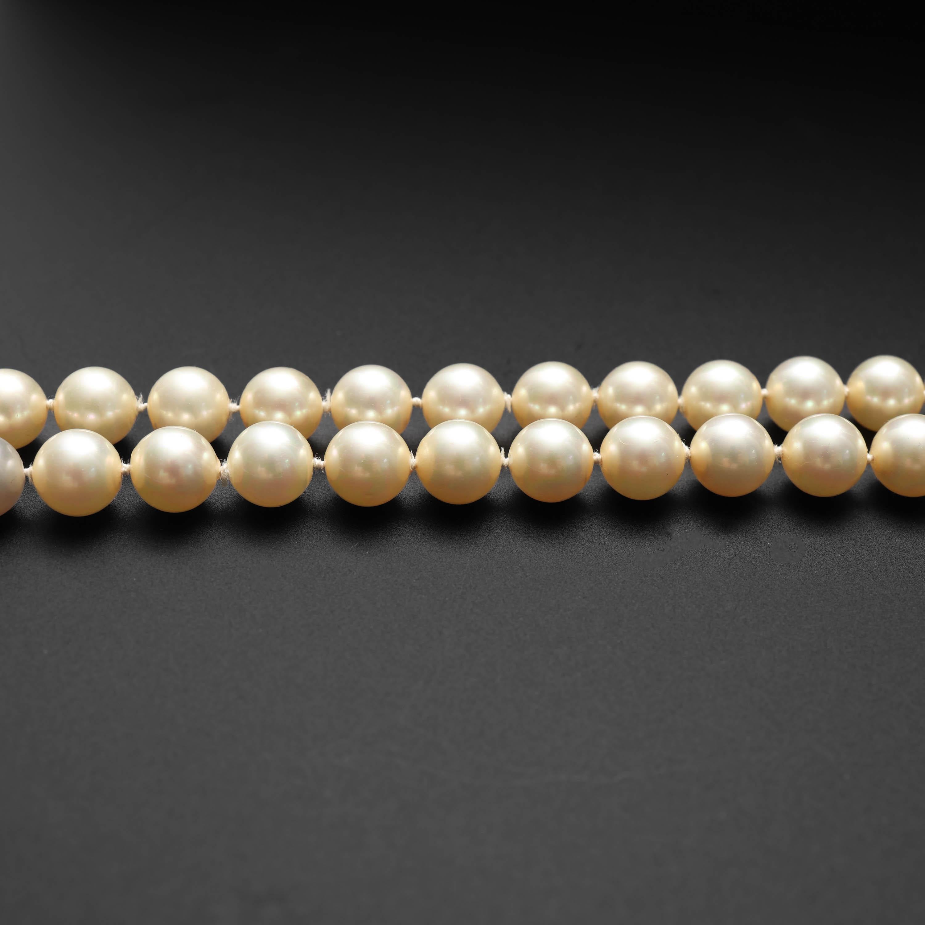 Midcentury Pearl Necklace with Jade Clasp Luxury Cultured Akoya Pearls In Excellent Condition For Sale In Southbury, CT