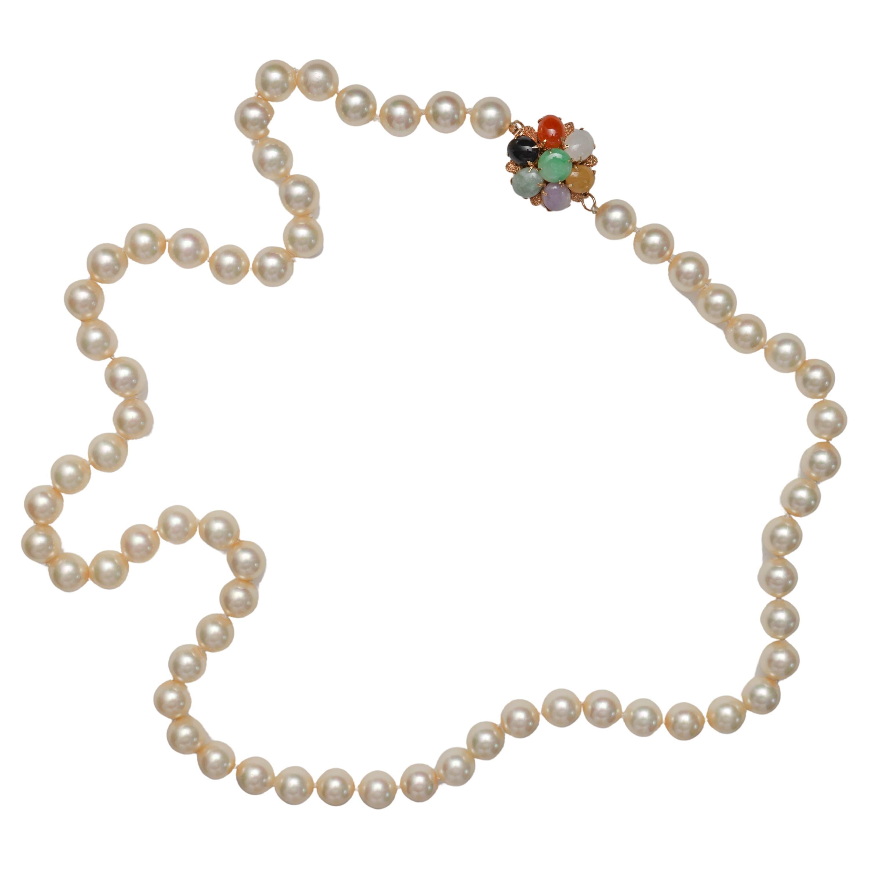Collier de perles du milieu du siècle avec fermoir en jade 9 mm et perles de culture Akoya de luxe 25 po. en vente