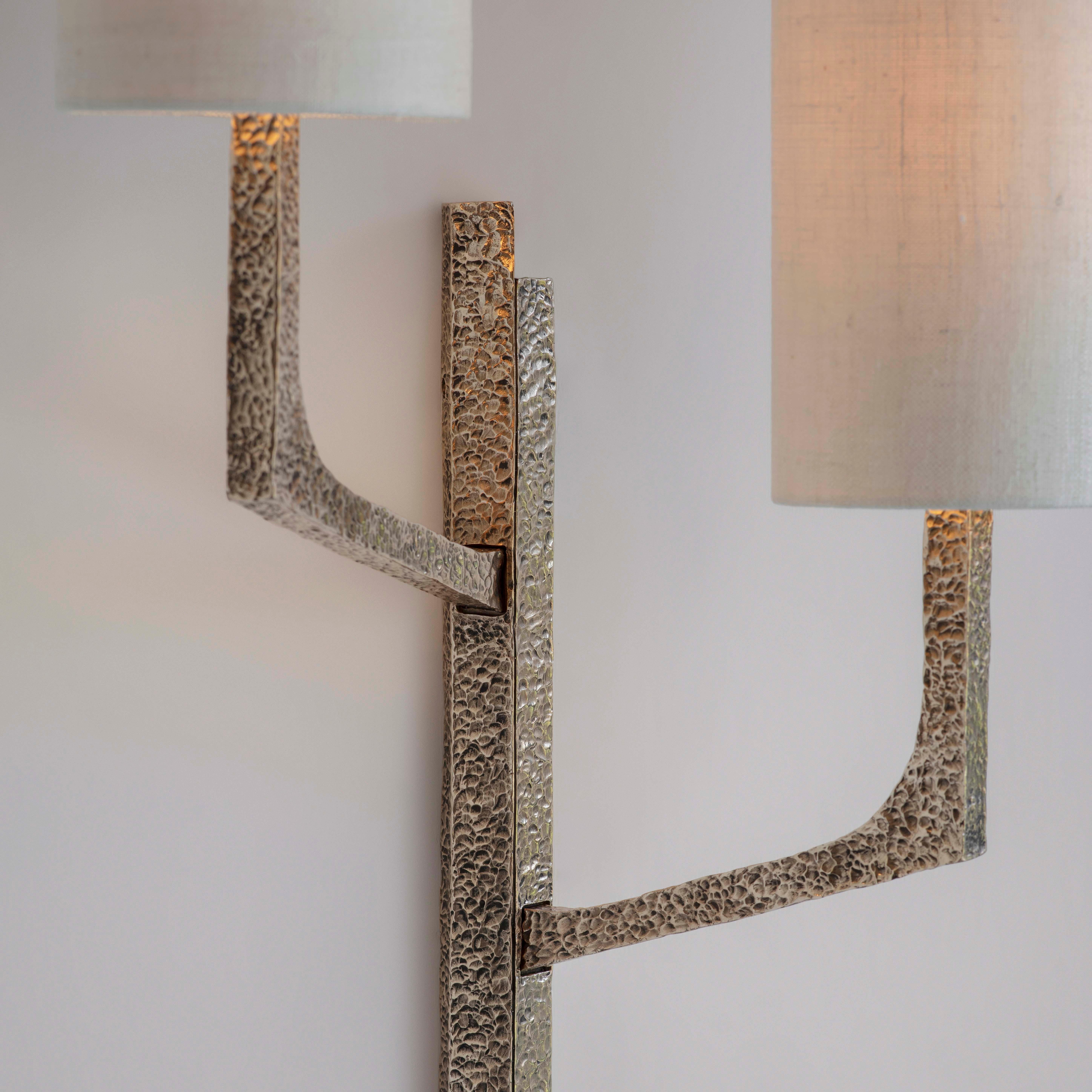 Un elegante aplique de pared con una estética de mediados de siglo en bronce fundido macizo desbastado.

El Bronce está ligeramente encerado para protegerlo de la oxidación y permitir que brille su lustre natural.  Este aplique, una hermosa pieza