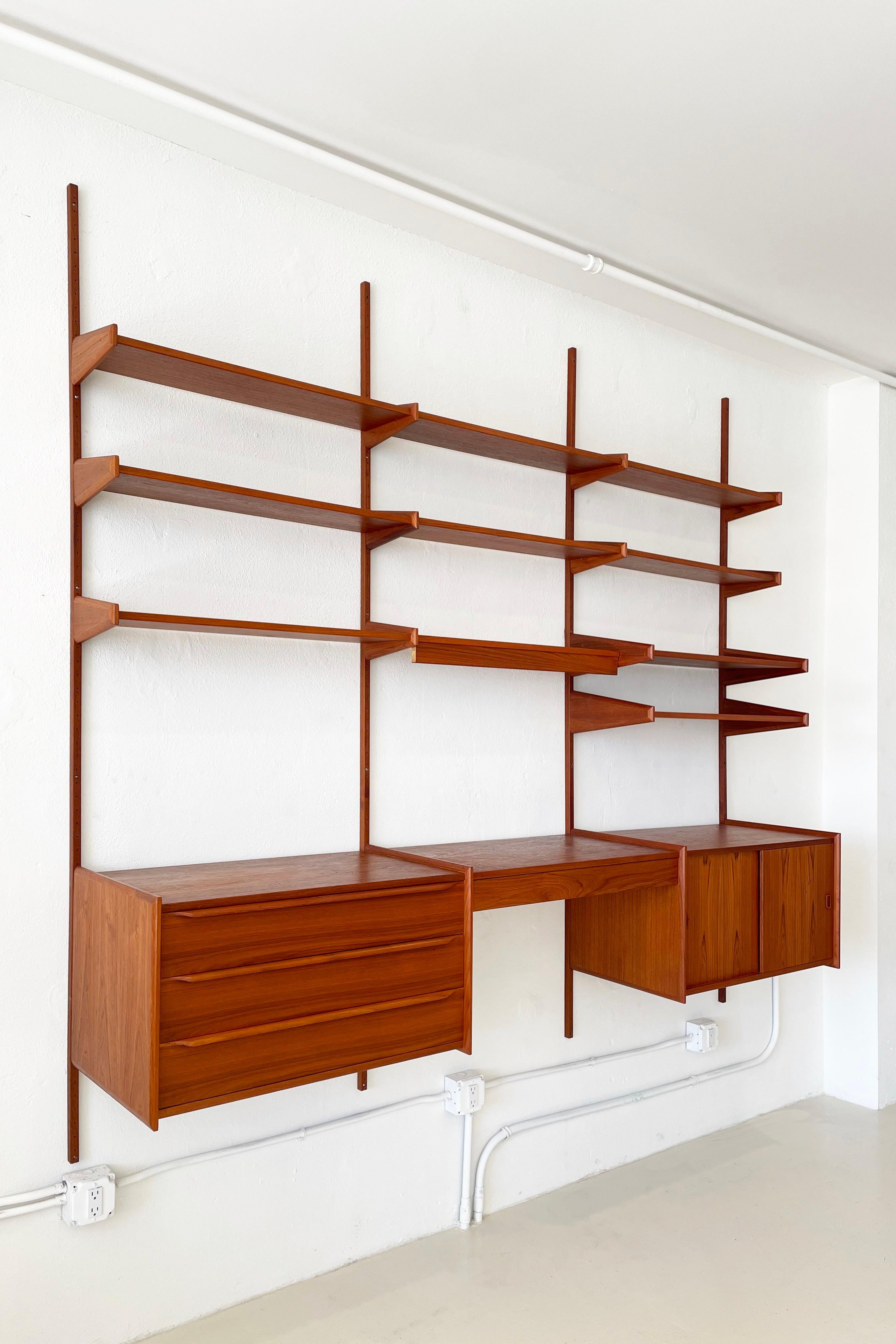 Exceptionally maintained Pega wall unit from the 1960s by Juul Christensen

Originally manufactured and sold by Arhtur Soltvedt Møbelfabrik

This item in its entirety, as shown, was retrieved from a single property. All pieces fit together well