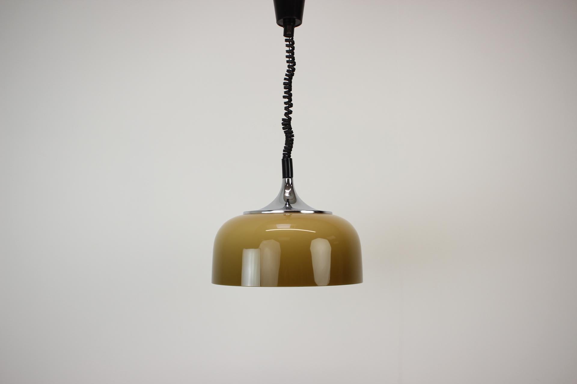 Vintage adjustable, space age pendant, designed by Harvey Guzzini for Meblo in the 1970s. 
 Good vintage condition. 
The max height when fully stretched is 133 cm.