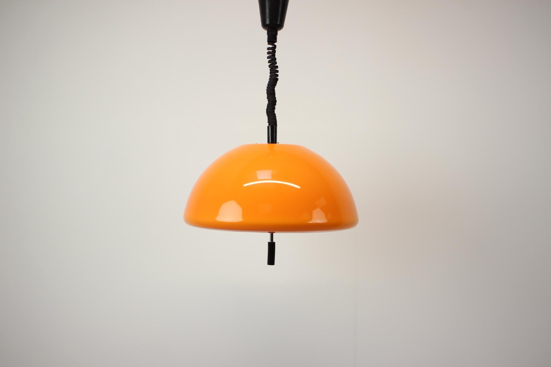 Vintage adjustable, space age pendant, designed by Harvey Guzzini for Meblo in the 1970s. 
 Good vintage condition. 
The max height when fully stretched is 150 cm.