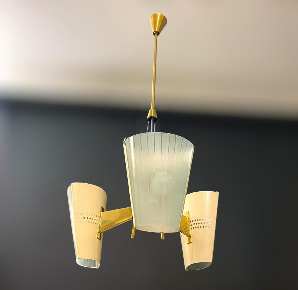 Rare vintage chandelier with frosted glass and lacquered metal shades mounted on brass structure / made in Italy by Stilnovo, circa 1960s
Diameter: 16.5 inches / Height: 35.5 inches
3 lights / E26 or E27 type / max 60W each
1 available in stock in